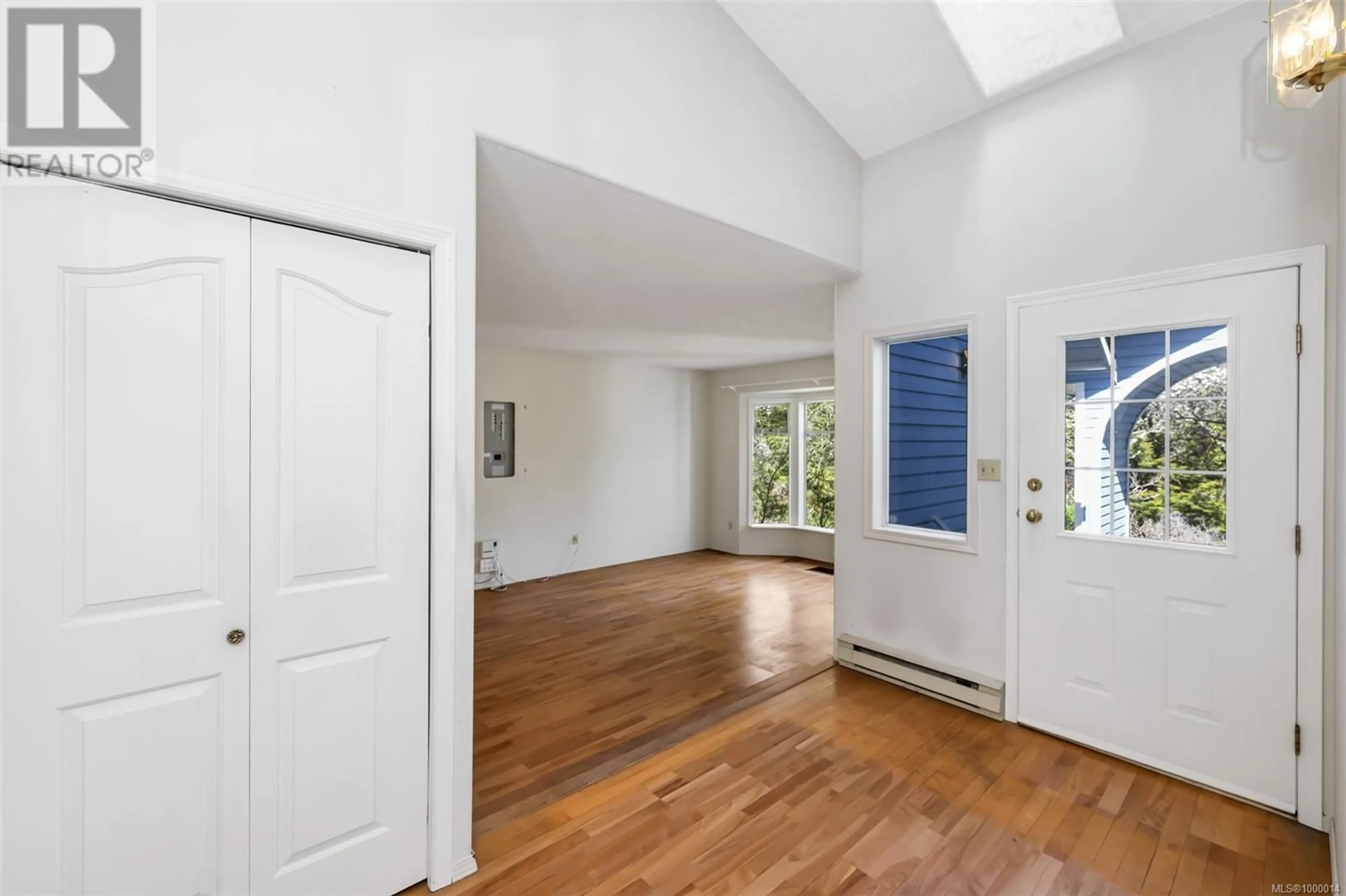 Indoor foyer for 1985 CARDINAL CLOSE, North Saanich British Columbia V8L5N6