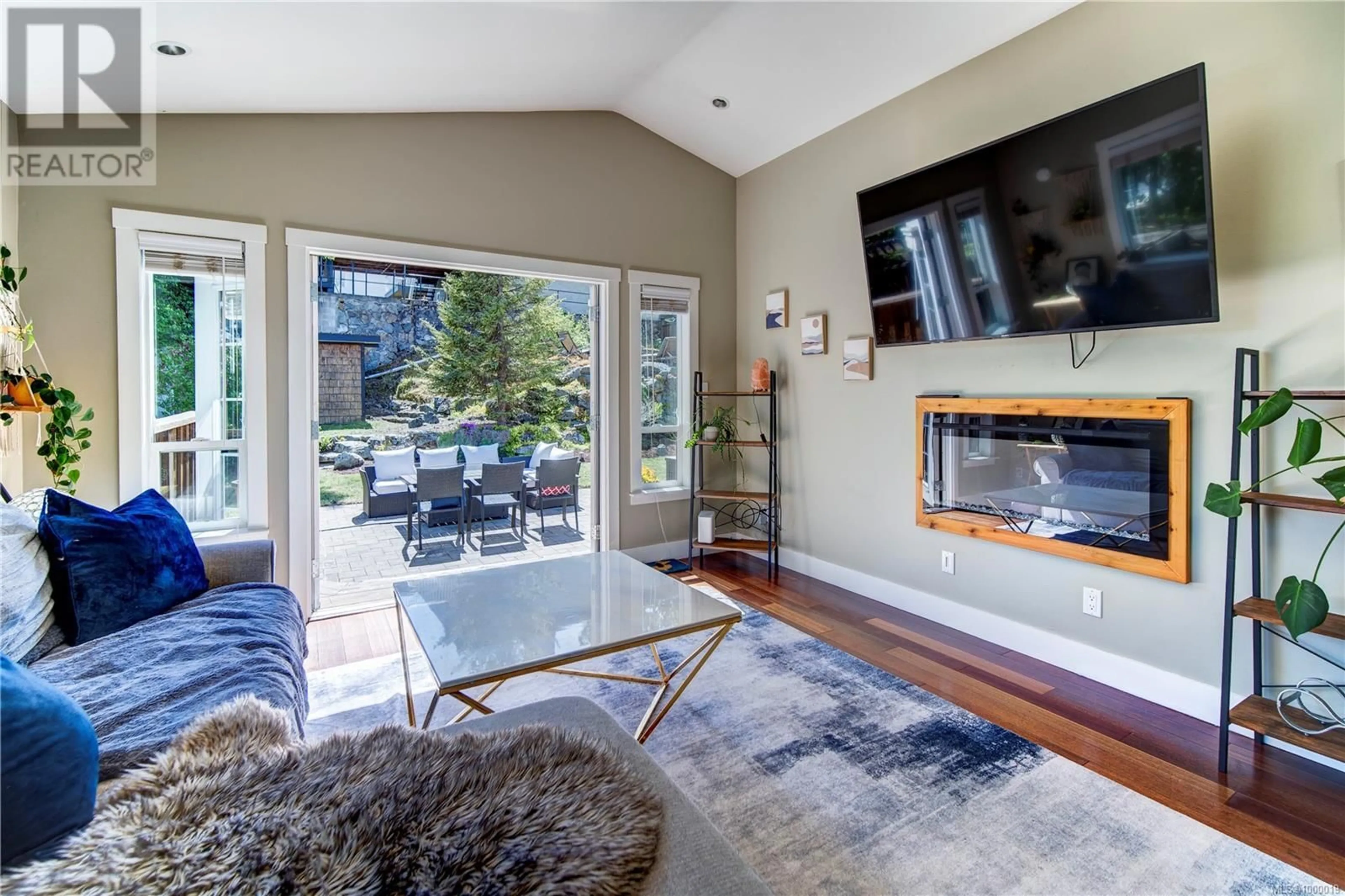 Living room with furniture, unknown for 1063 CHESTERFIELD ROAD, Saanich British Columbia V8Z2T9