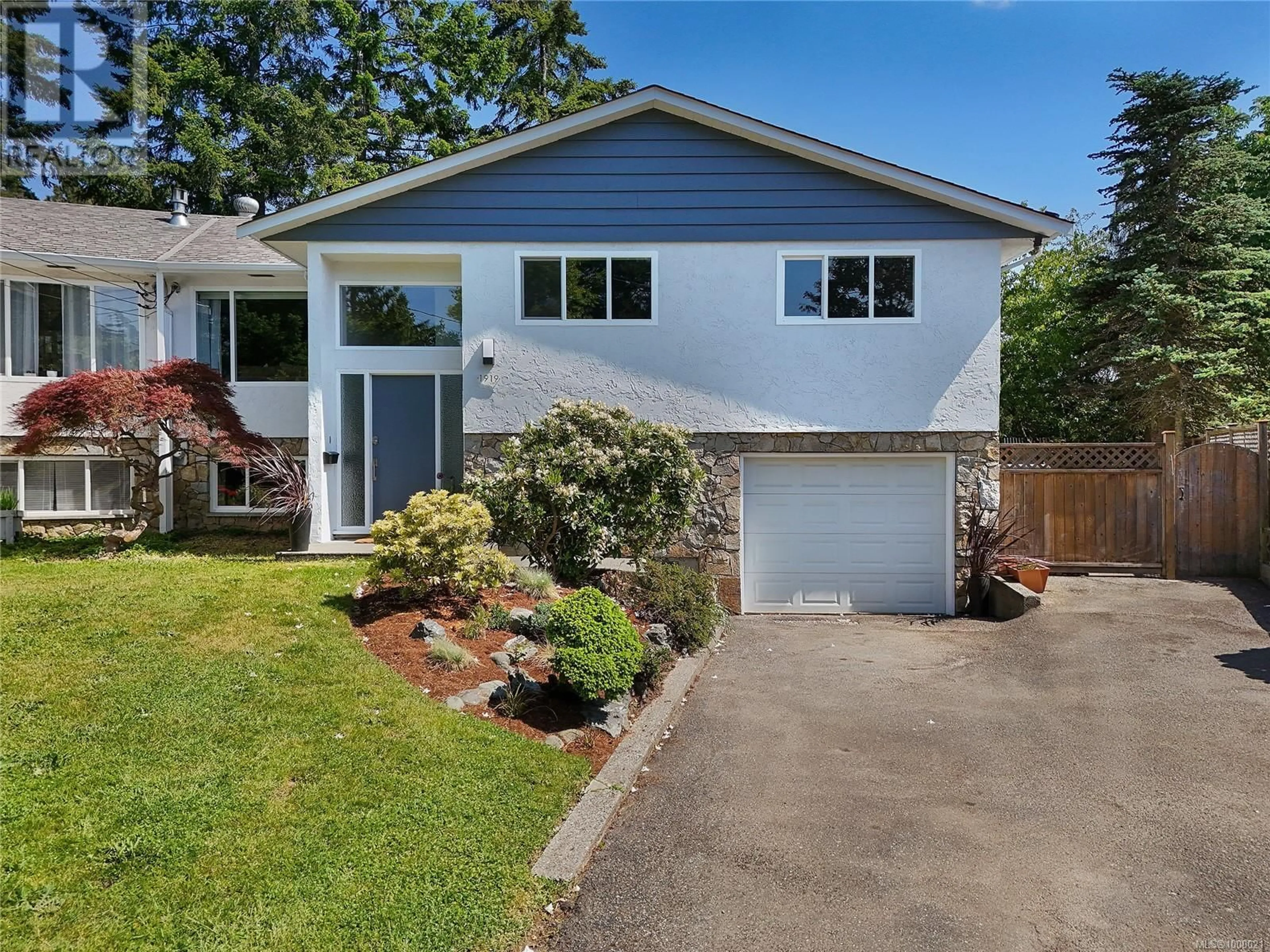 Home with vinyl exterior material, street for 1919 SAN FERNANDO PLACE, Saanich British Columbia V8N2G2