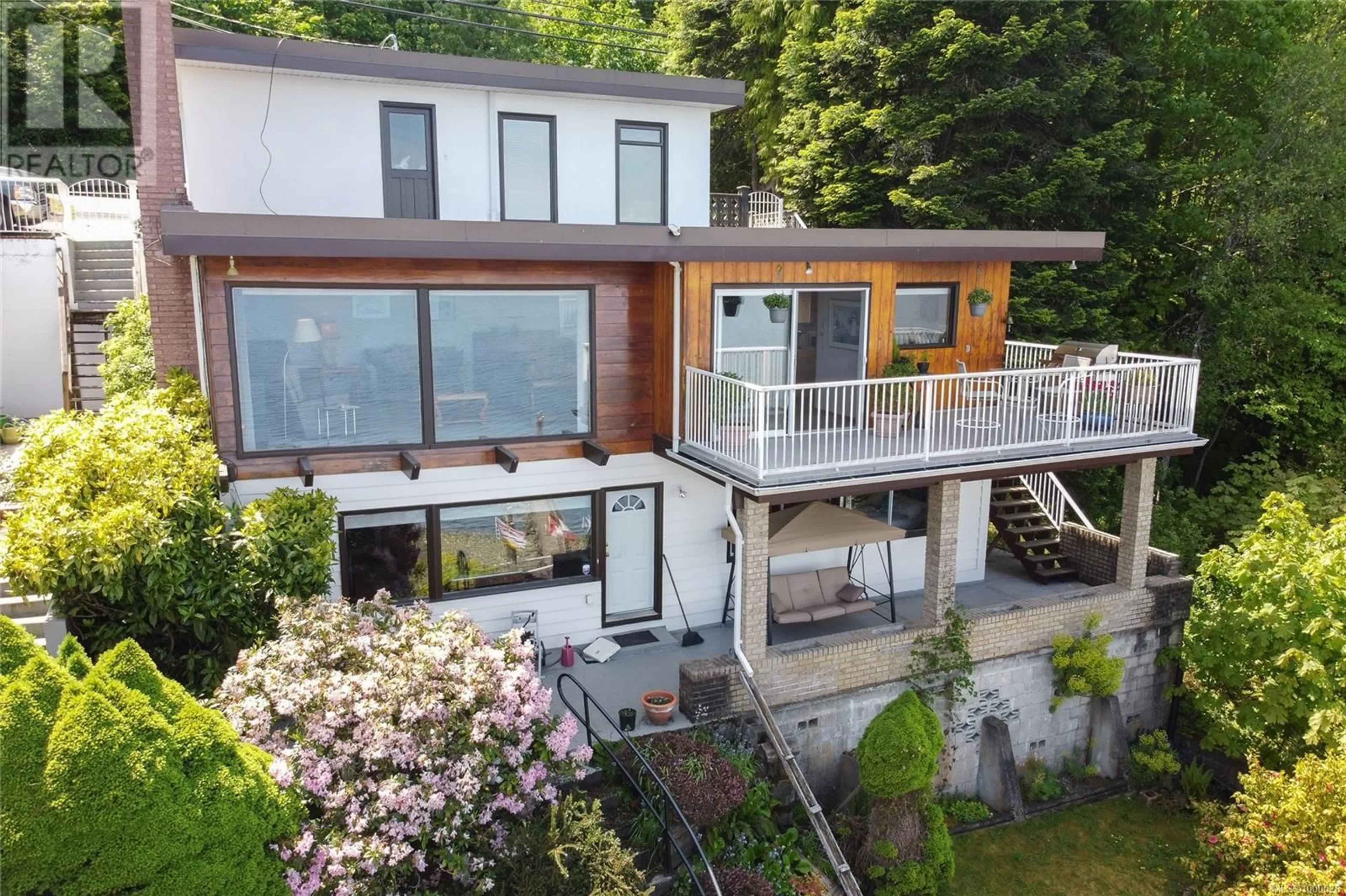 A pic from outside/outdoor area/front of a property/back of a property/a pic from drone, unknown for 375/377 CHEMAINUS ROAD, Ladysmith British Columbia V9L1A8