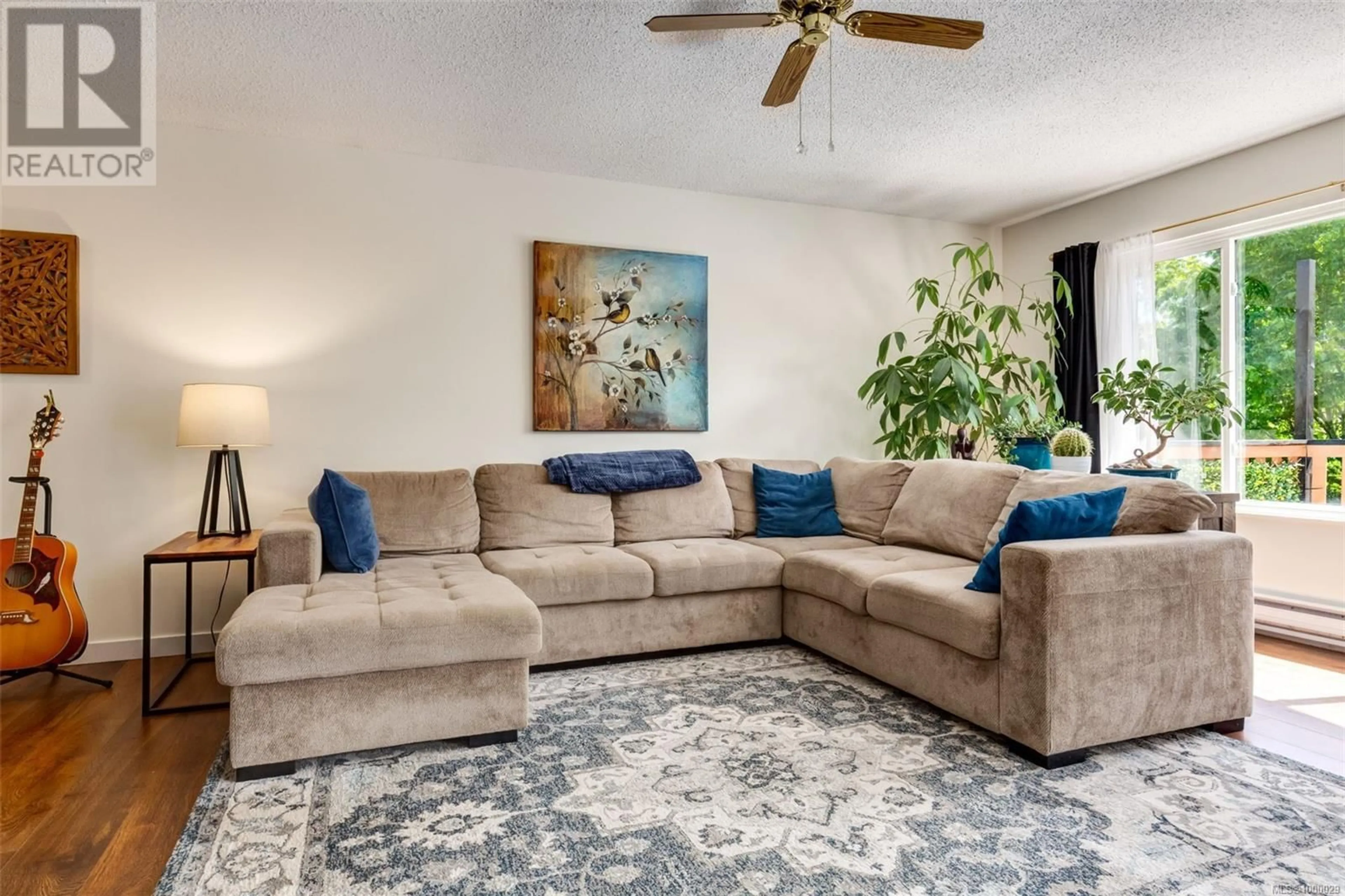 Living room with furniture, carpet floor for 5 - 577 6TH STREET, Nanaimo British Columbia V9R5W6