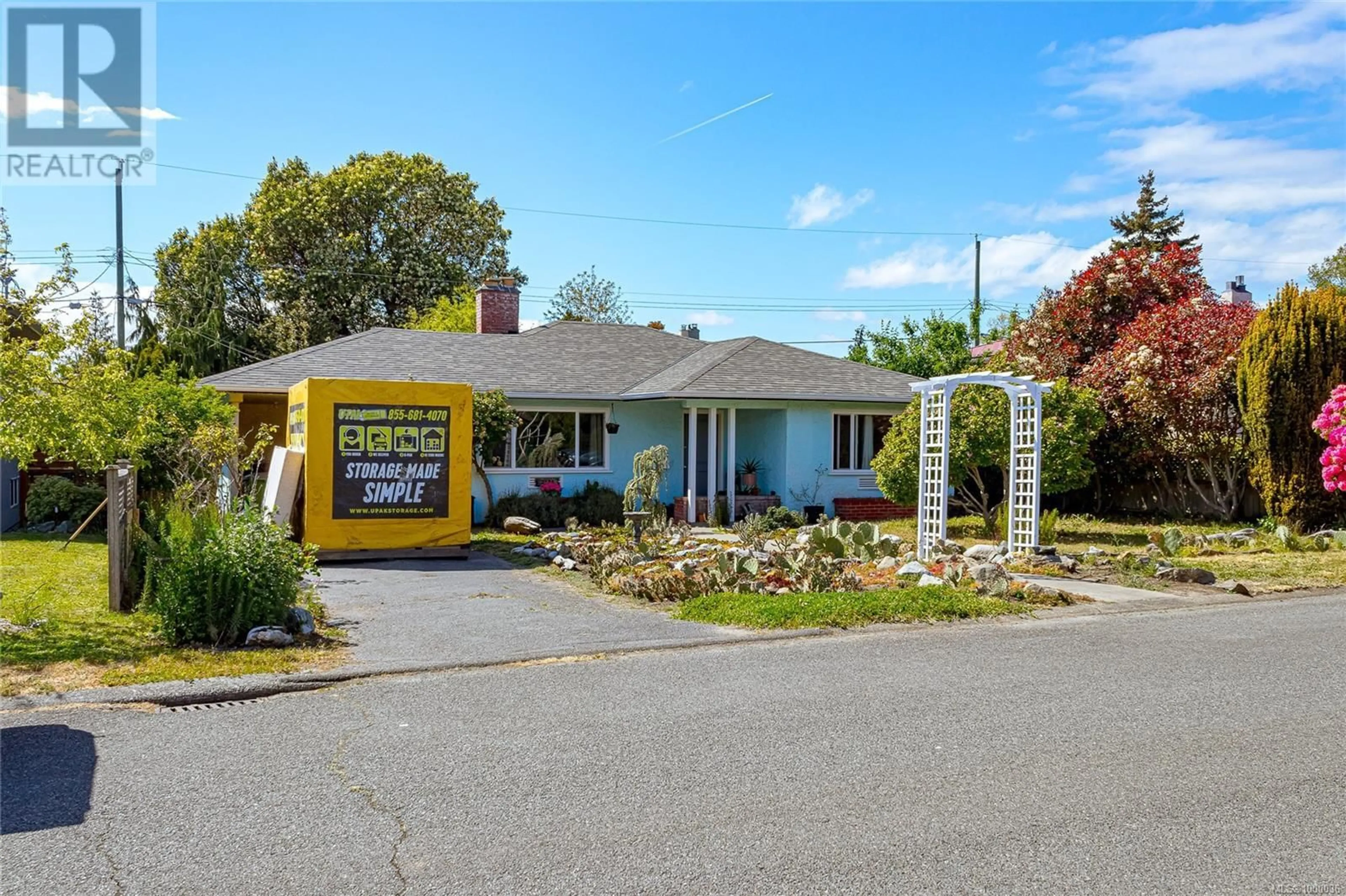 Home with vinyl exterior material, street for 3228 SERVICE STREET, Saanich British Columbia V8P4M7