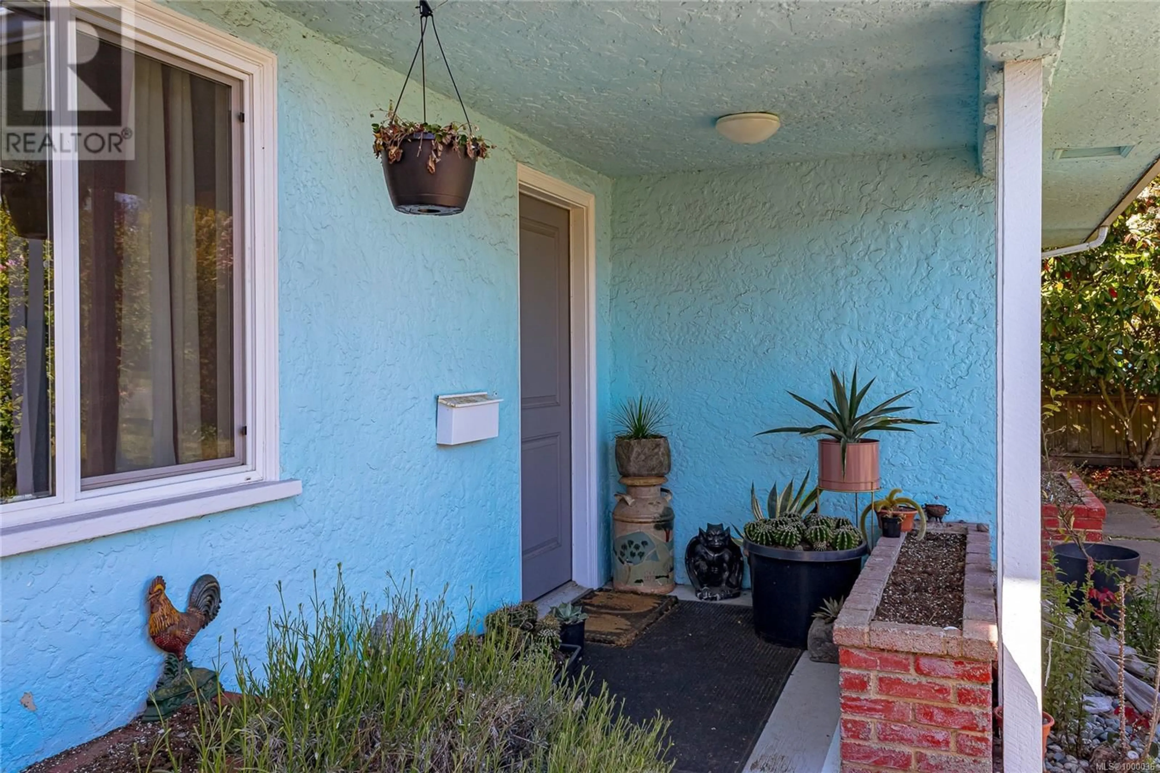 Patio, street for 3228 SERVICE STREET, Saanich British Columbia V8P4M7