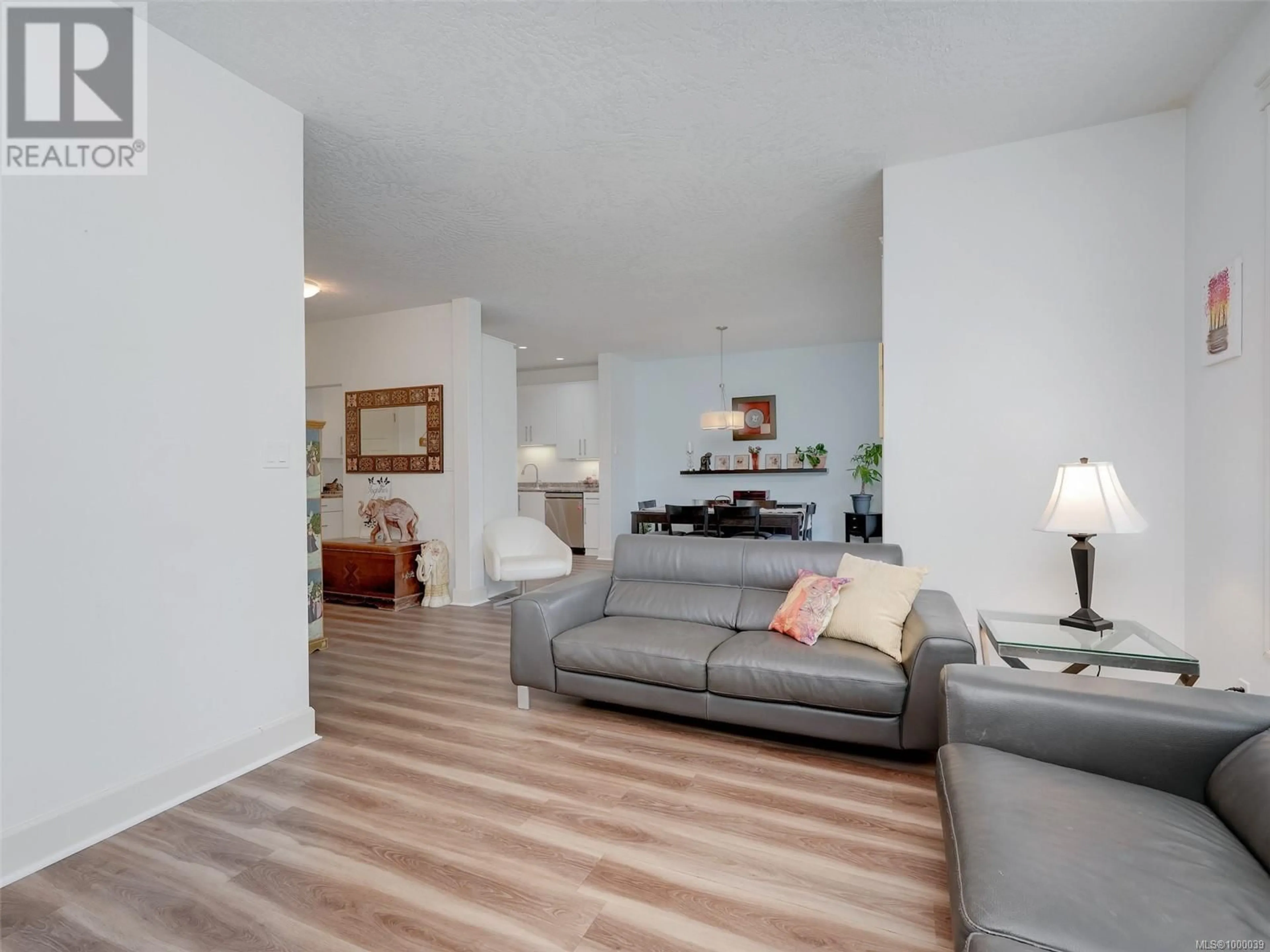 Living room with furniture, wood/laminate floor for 122 - 2253 TOWNSEND ROAD, Sooke British Columbia V9Z1M1