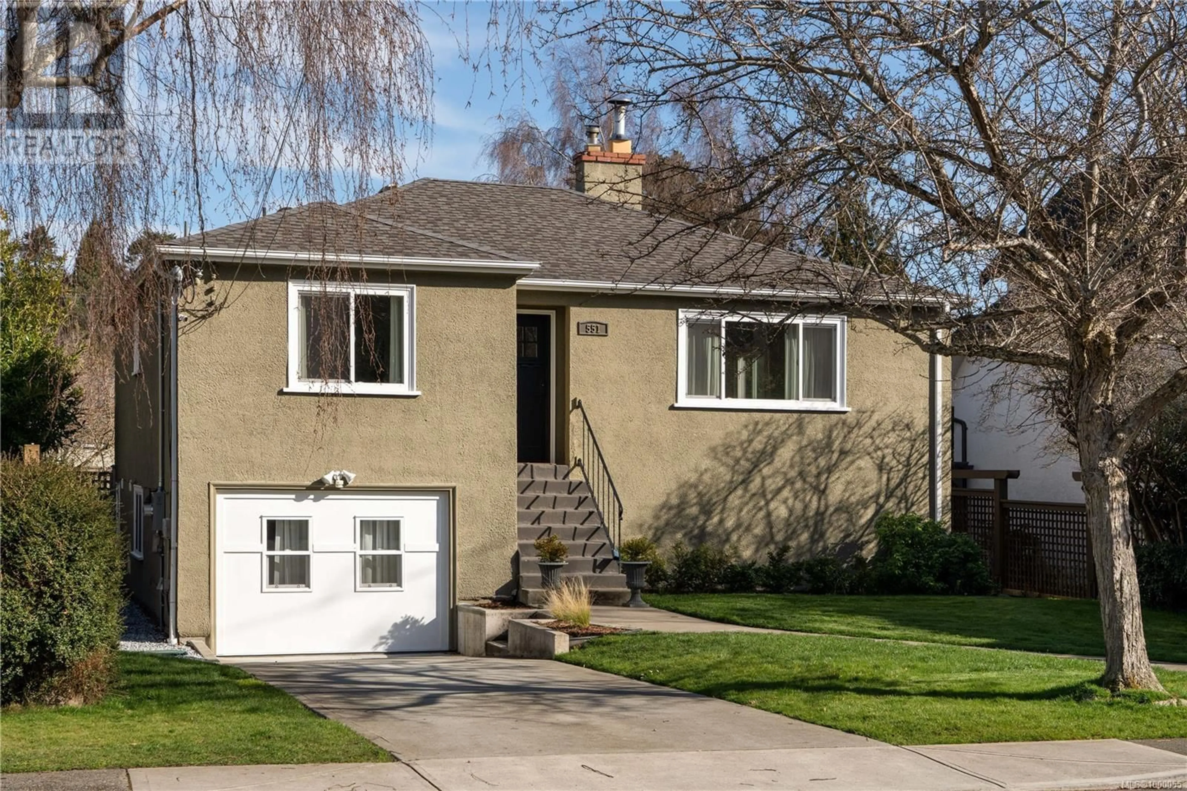 Home with vinyl exterior material, street for 551 OLIVER STREET, Oak Bay British Columbia V8S4W2