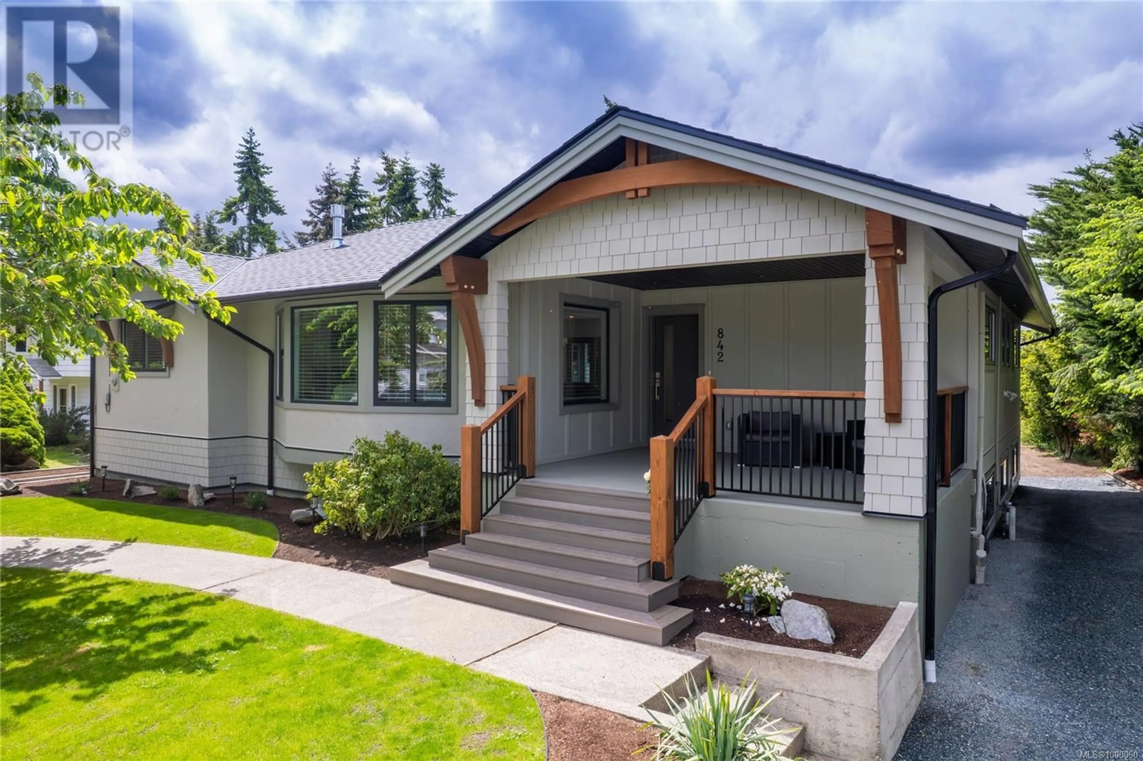Home with vinyl exterior material, street for 842 MARINER WAY, Parksville British Columbia V9P1S3