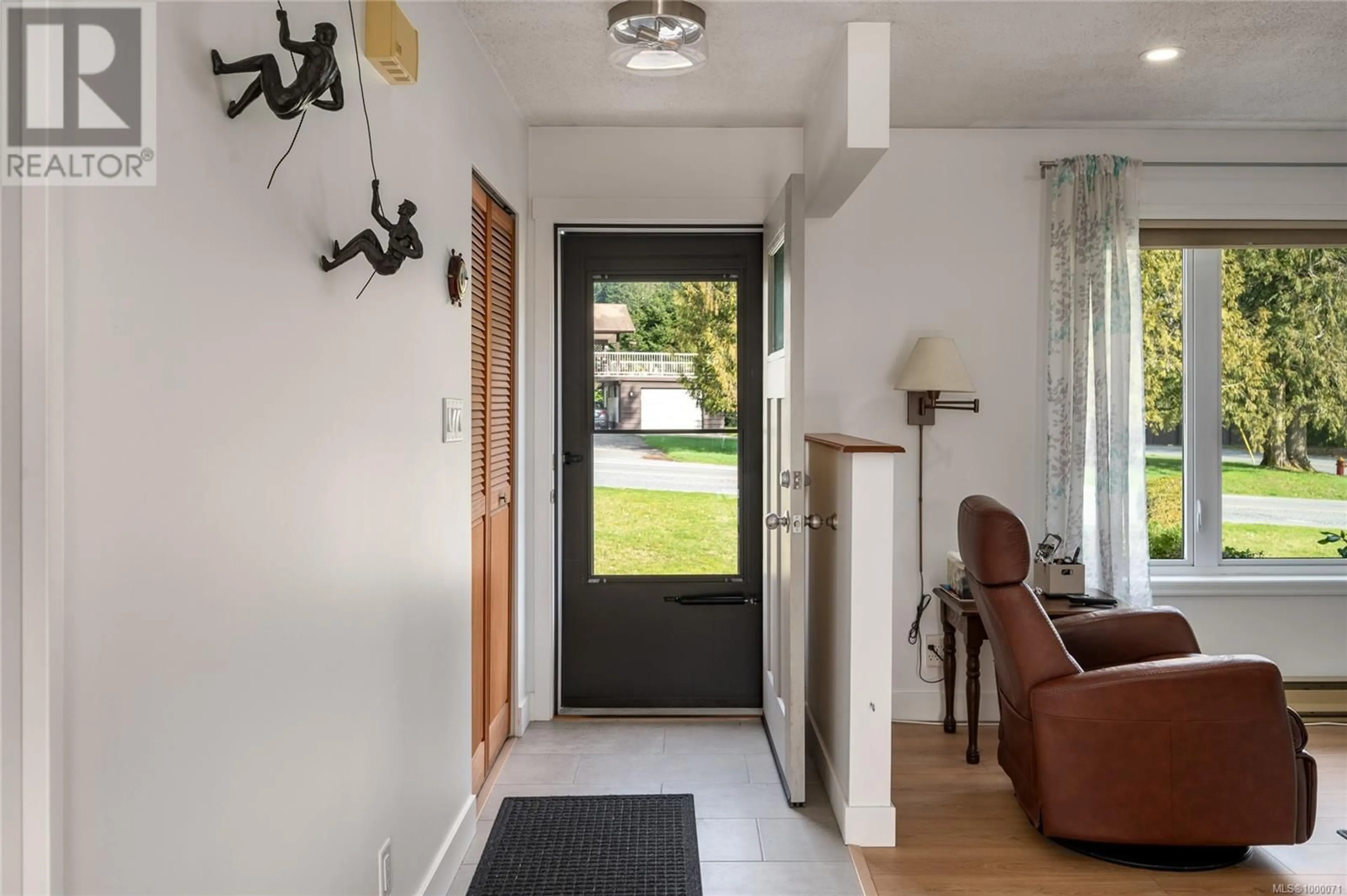 Indoor entryway for 1961 RICHARDSON ROAD, Nanaimo British Columbia V9X1C1