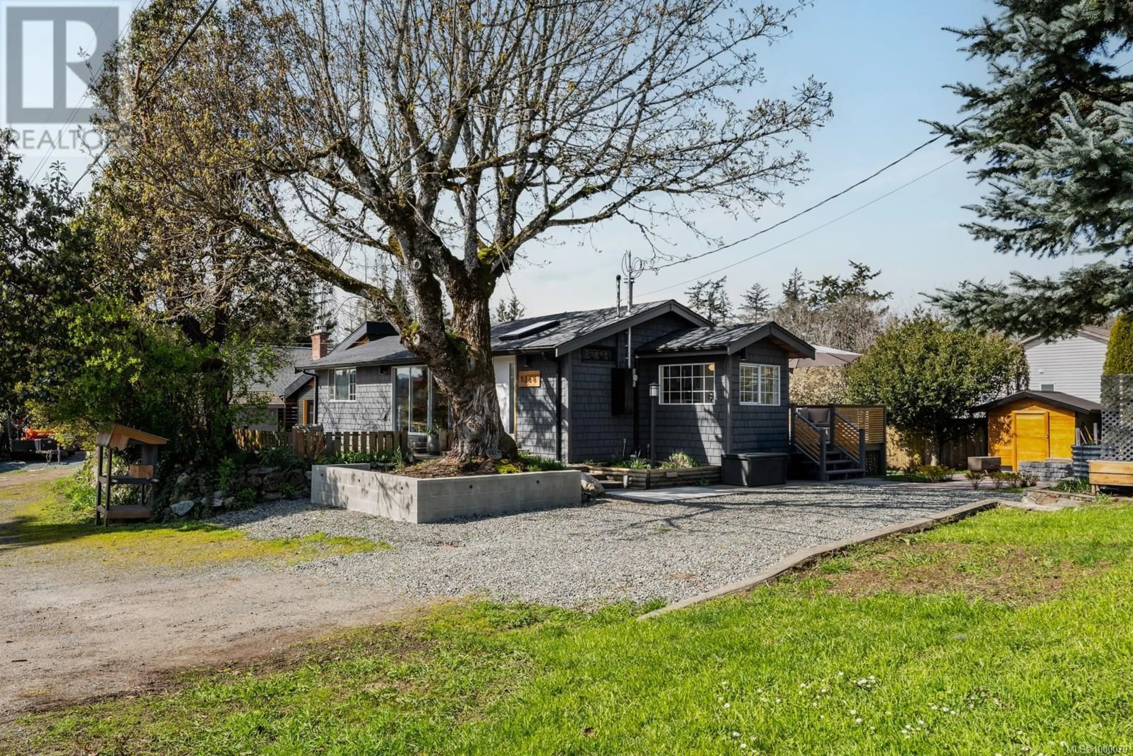 A pic from outside/outdoor area/front of a property/back of a property/a pic from drone, street for 1368 COURTLAND AVENUE, Saanich British Columbia V9E2C5