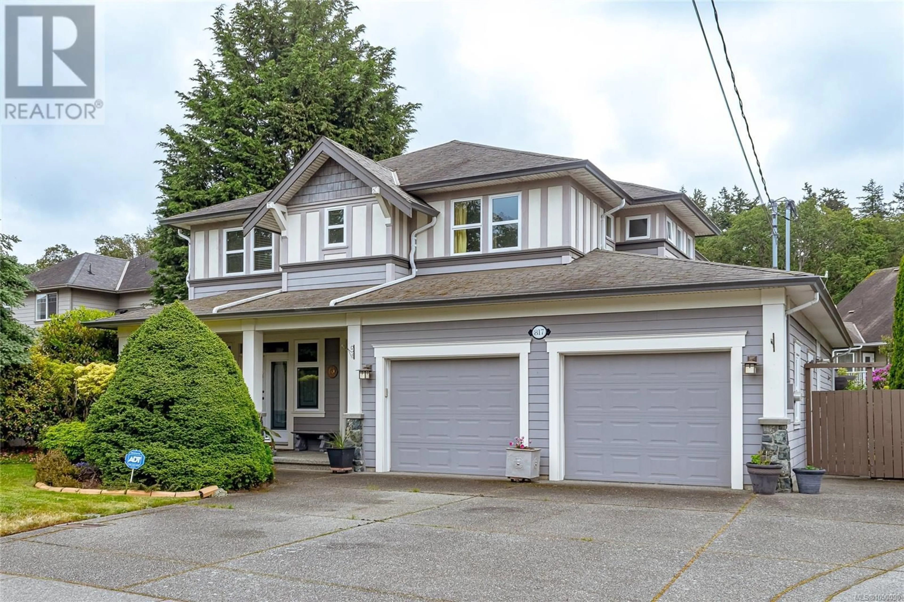 Home with vinyl exterior material, street for 817 ROGERS AVENUE, Saanich British Columbia V8X3R1