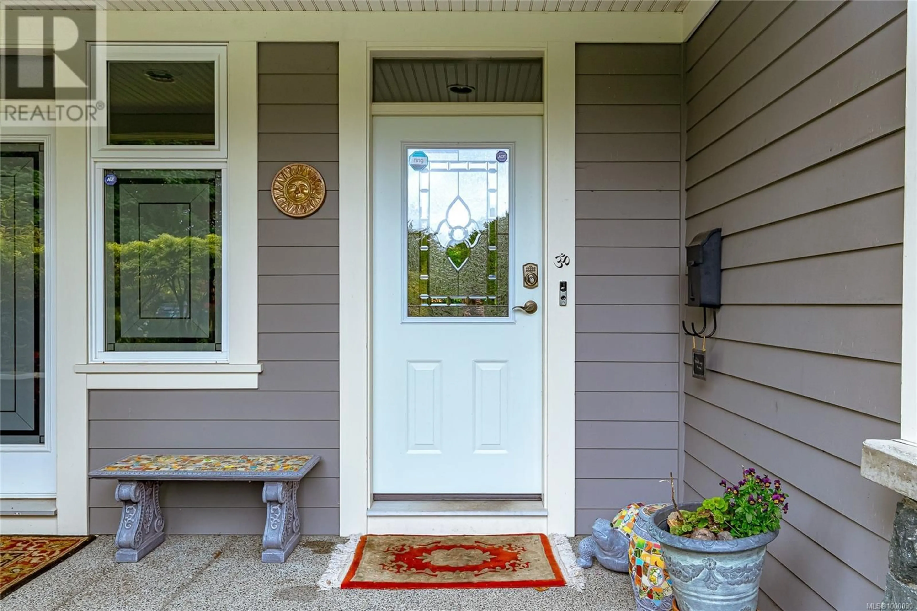 Home with vinyl exterior material, street for 817 ROGERS AVENUE, Saanich British Columbia V8X3R1
