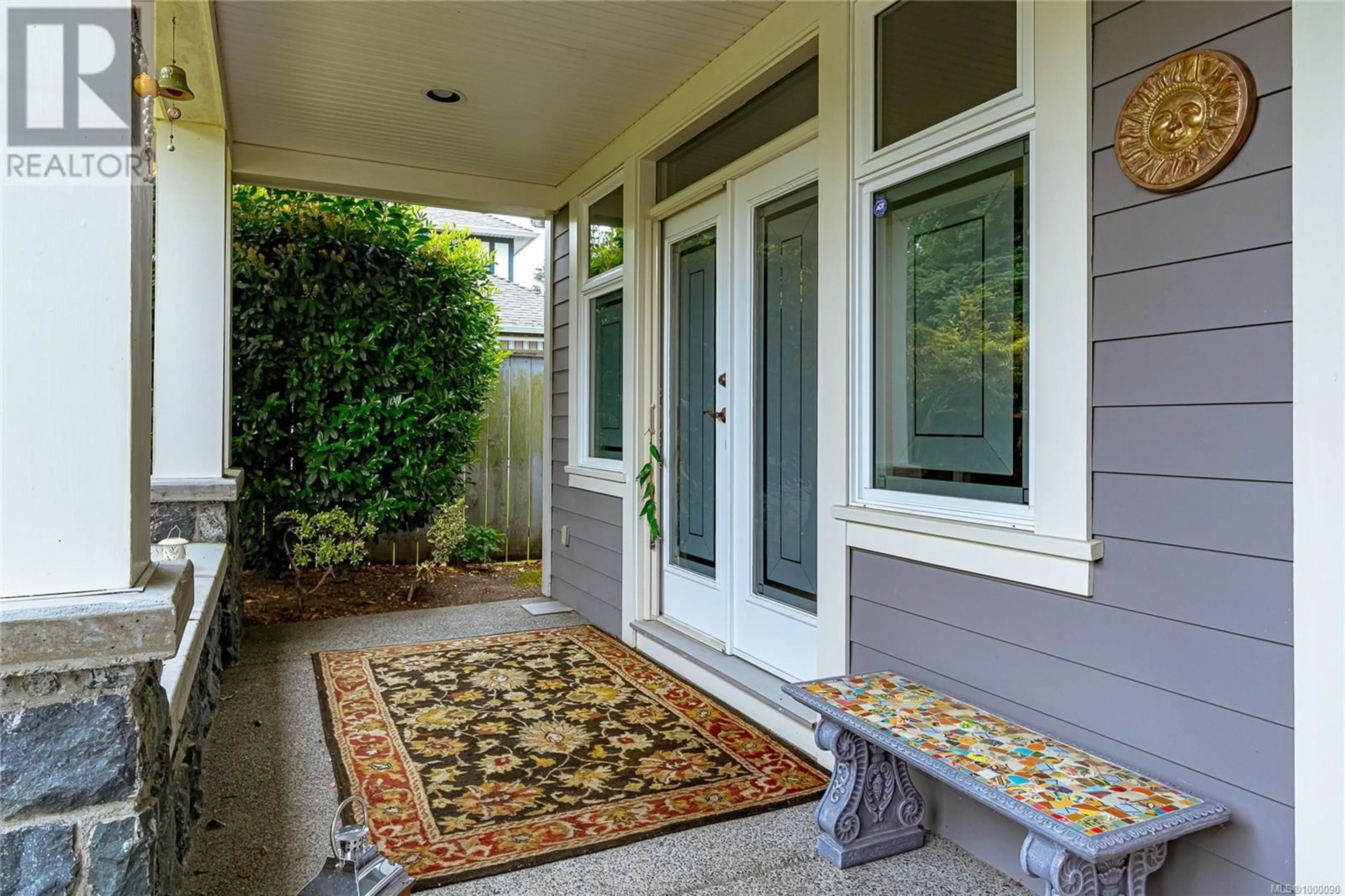 Indoor entryway for 817 ROGERS AVENUE, Saanich British Columbia V8X3R1