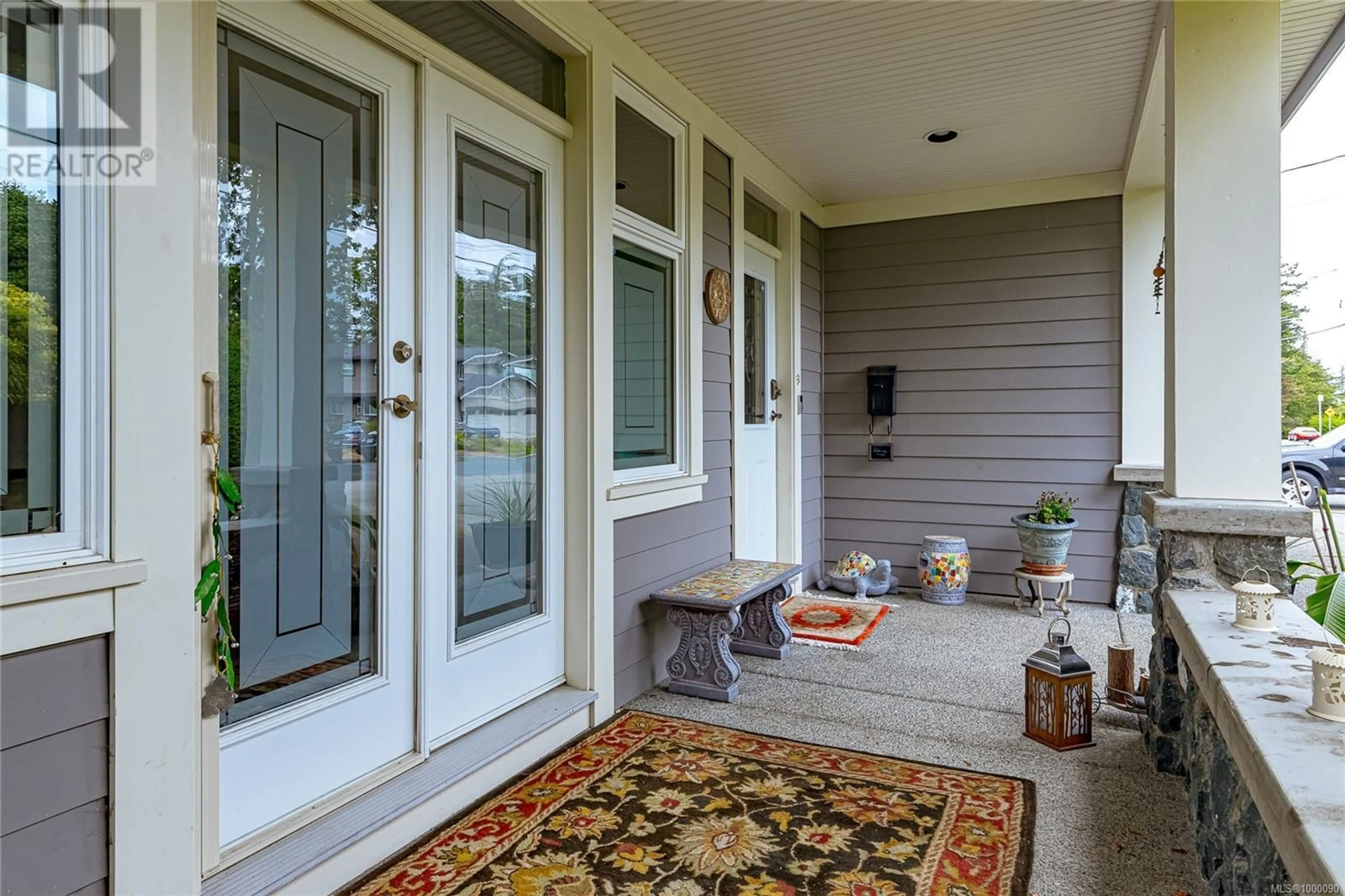 Indoor entryway for 817 ROGERS AVENUE, Saanich British Columbia V8X3R1