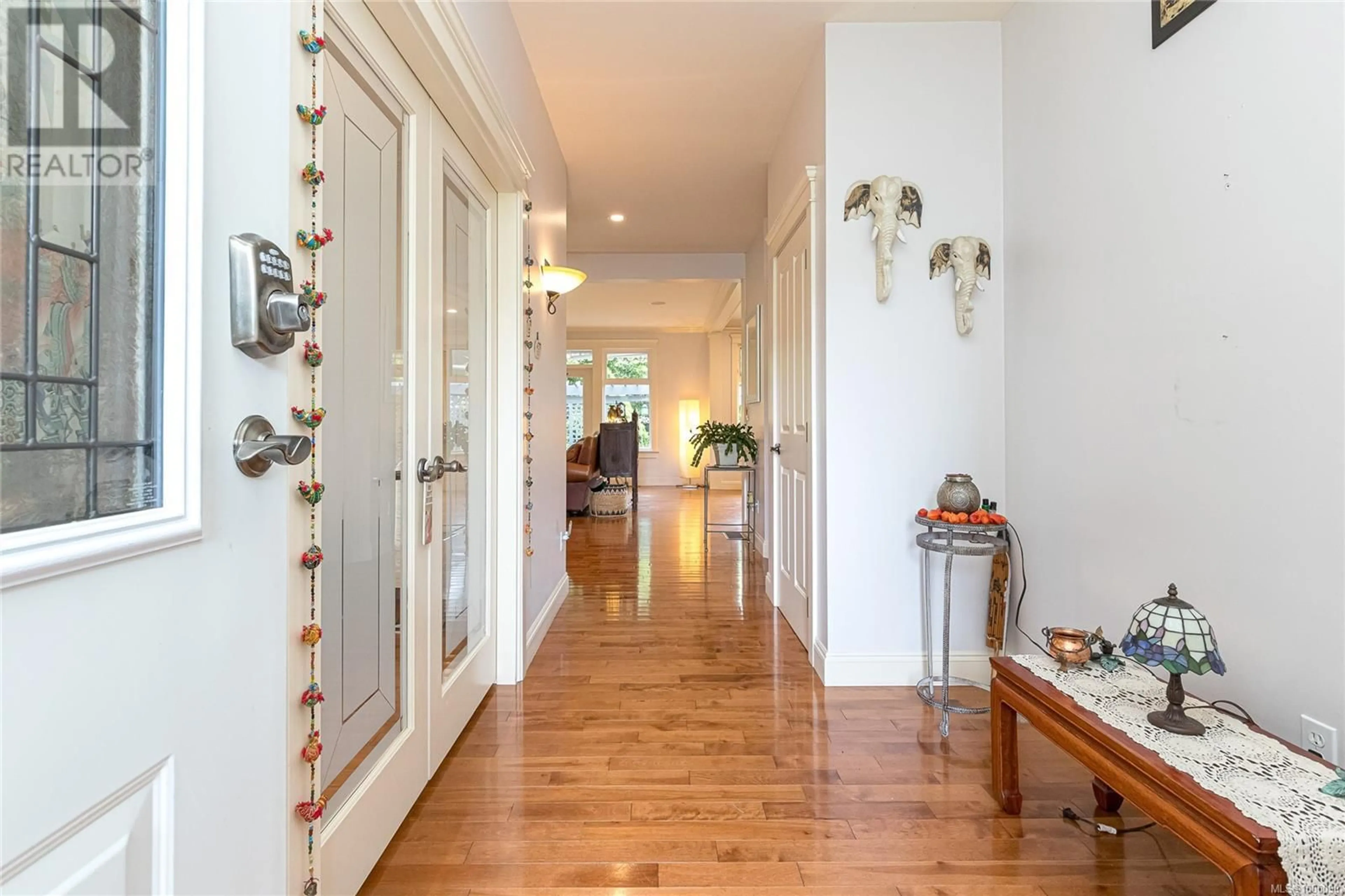 Indoor entryway for 817 ROGERS AVENUE, Saanich British Columbia V8X3R1