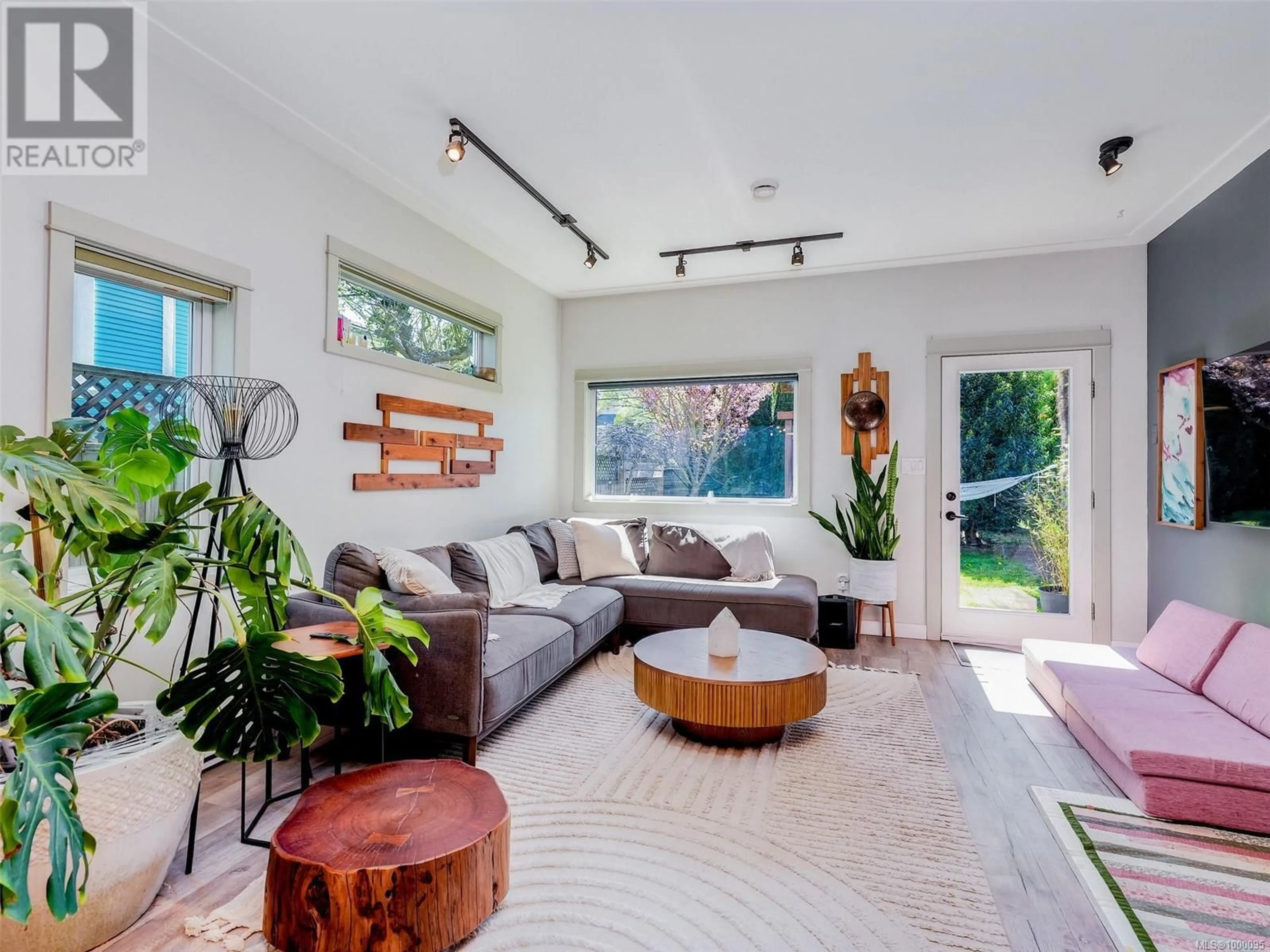 Living room with furniture, unknown for 282 BURNSIDE ROAD EAST, Victoria British Columbia V9A1A3
