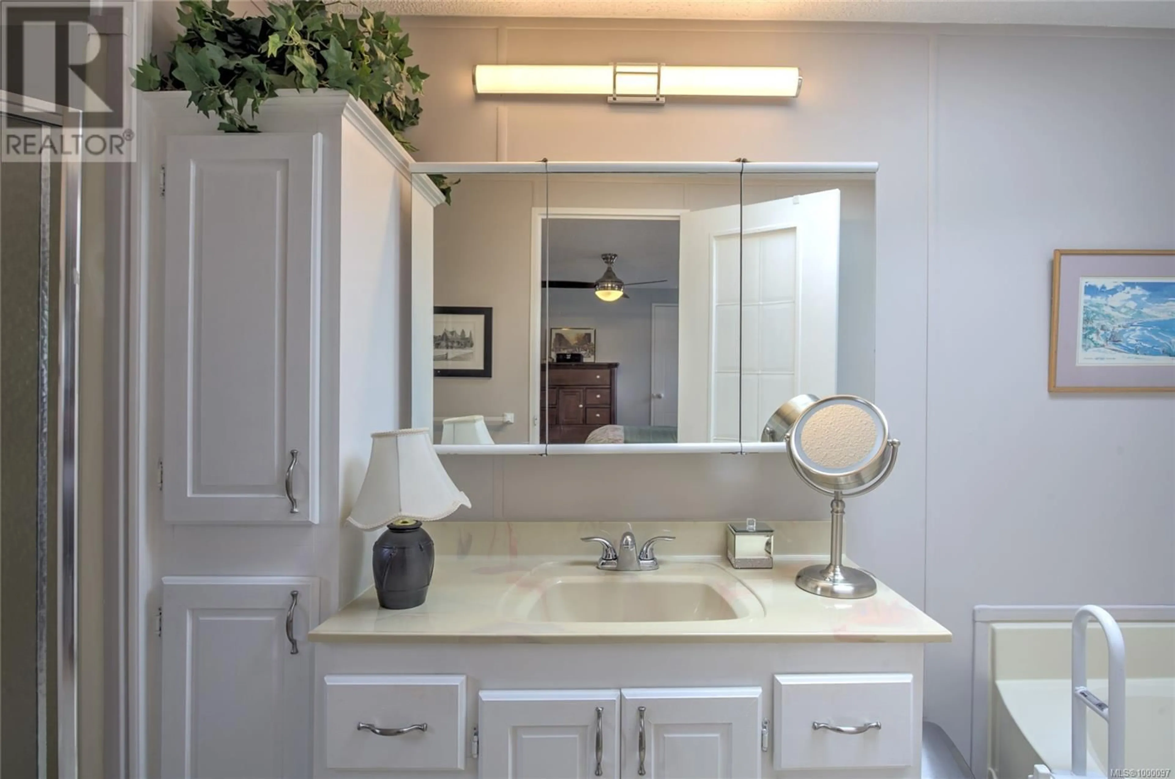 Contemporary bathroom, ceramic/tile floor for 15 - 658 ALDERWOOD DRIVE, Ladysmith British Columbia V9G1R6