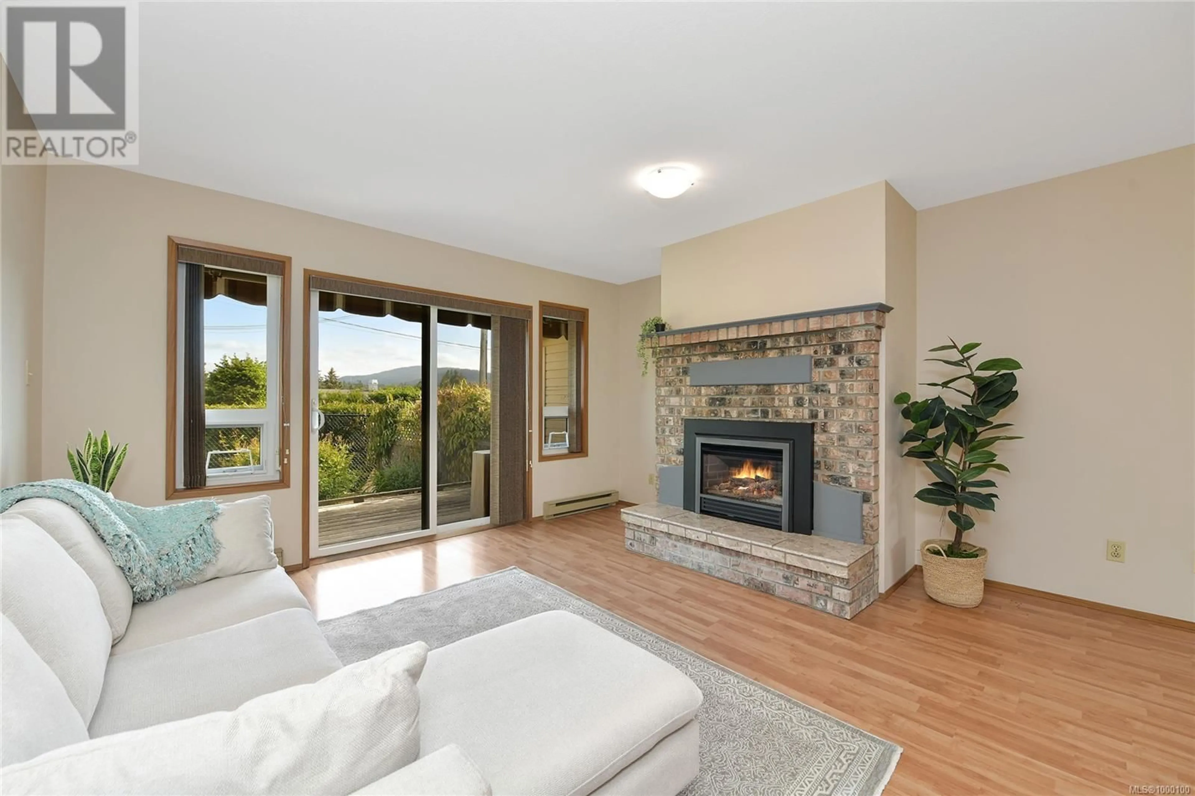 Living room with furniture, unknown for 2 - 1144 VERDIER AVENUE, Central Saanich British Columbia V8M1K2