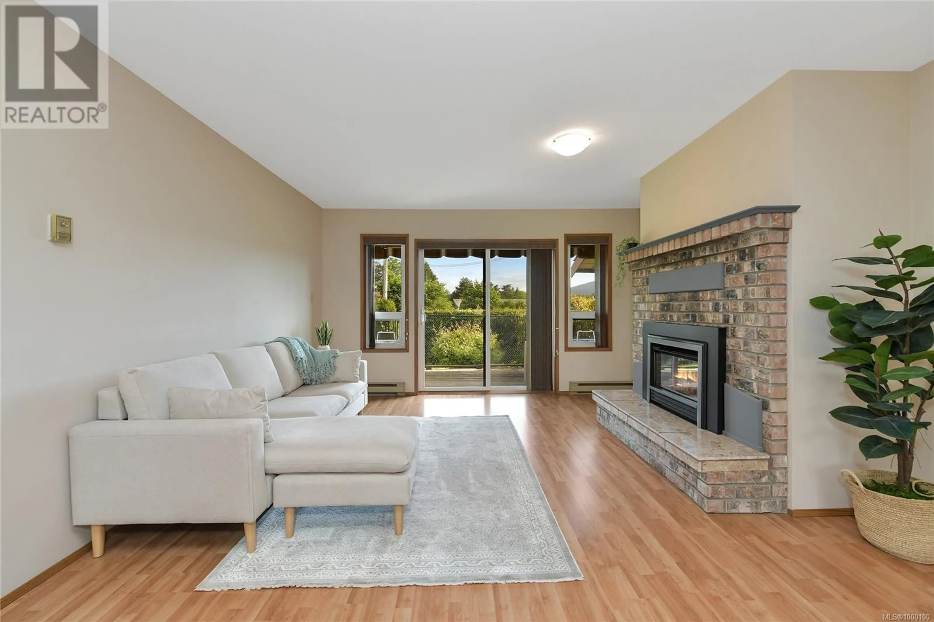 Living room with furniture, unknown for 2 - 1144 VERDIER AVENUE, Central Saanich British Columbia V8M1K2