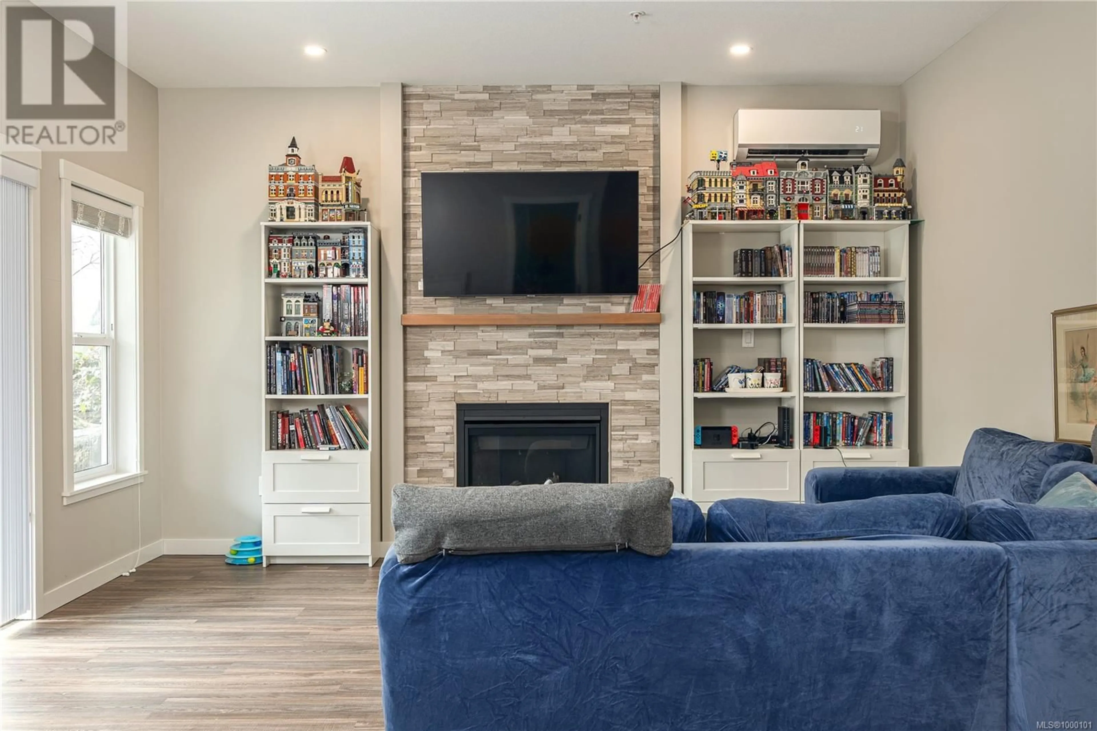 Living room with furniture, wood/laminate floor for 4155 EMERALD WOODS PLACE, Nanaimo British Columbia V9T0K6