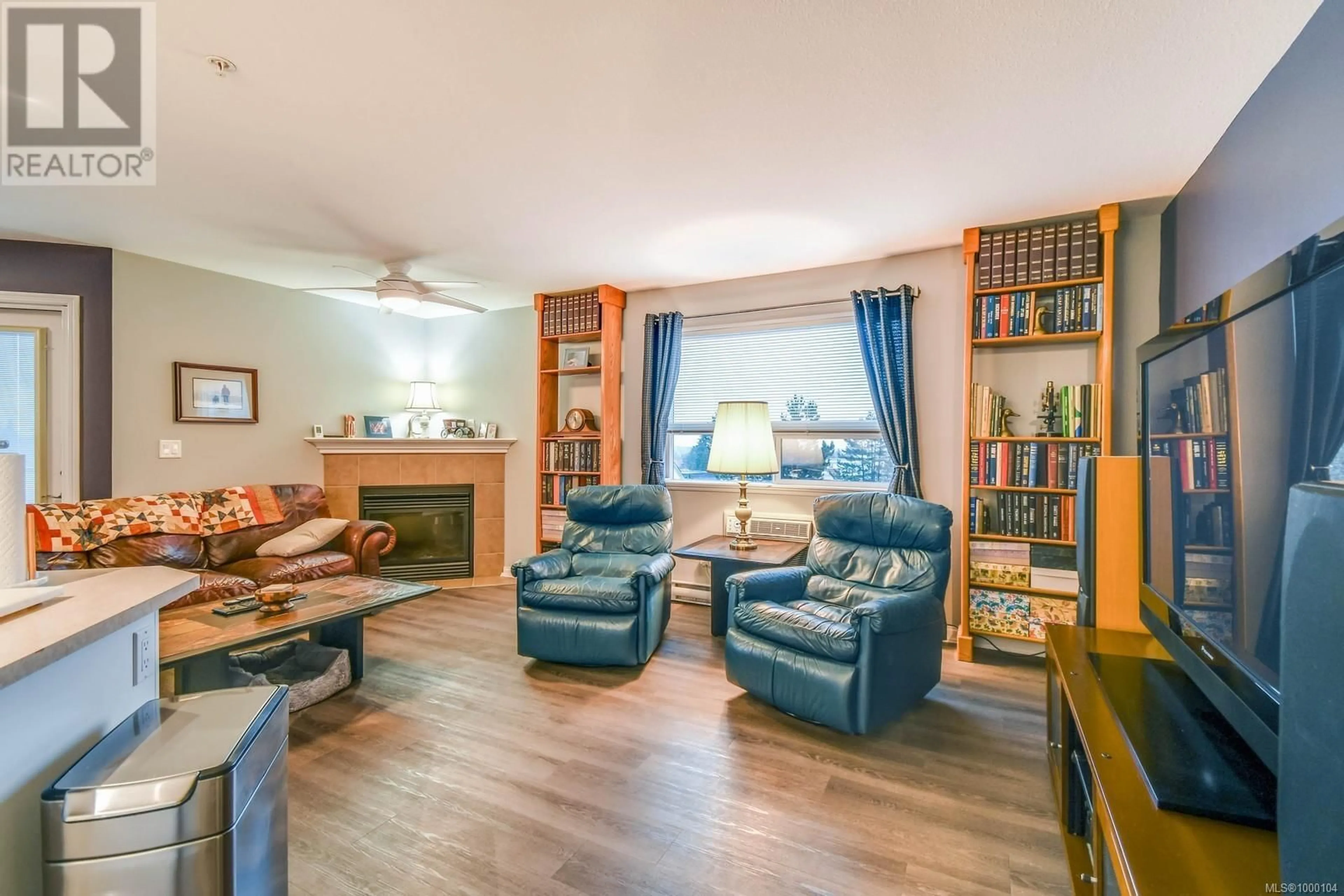 Living room with furniture, wood/laminate floor for 201 - 1633 DUFFERIN CRESCENT, Nanaimo British Columbia V9S5T4