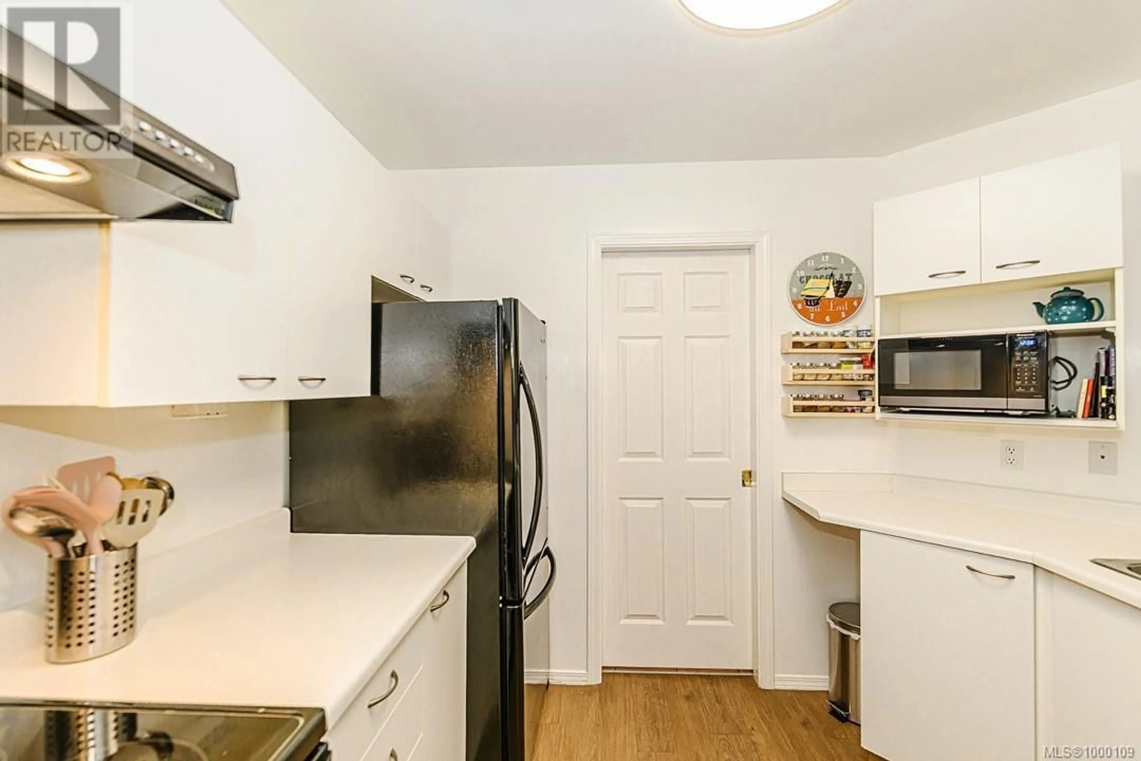Standard kitchen, unknown for 203 - 1270 JOHNSON STREET, Victoria British Columbia V8V3P1