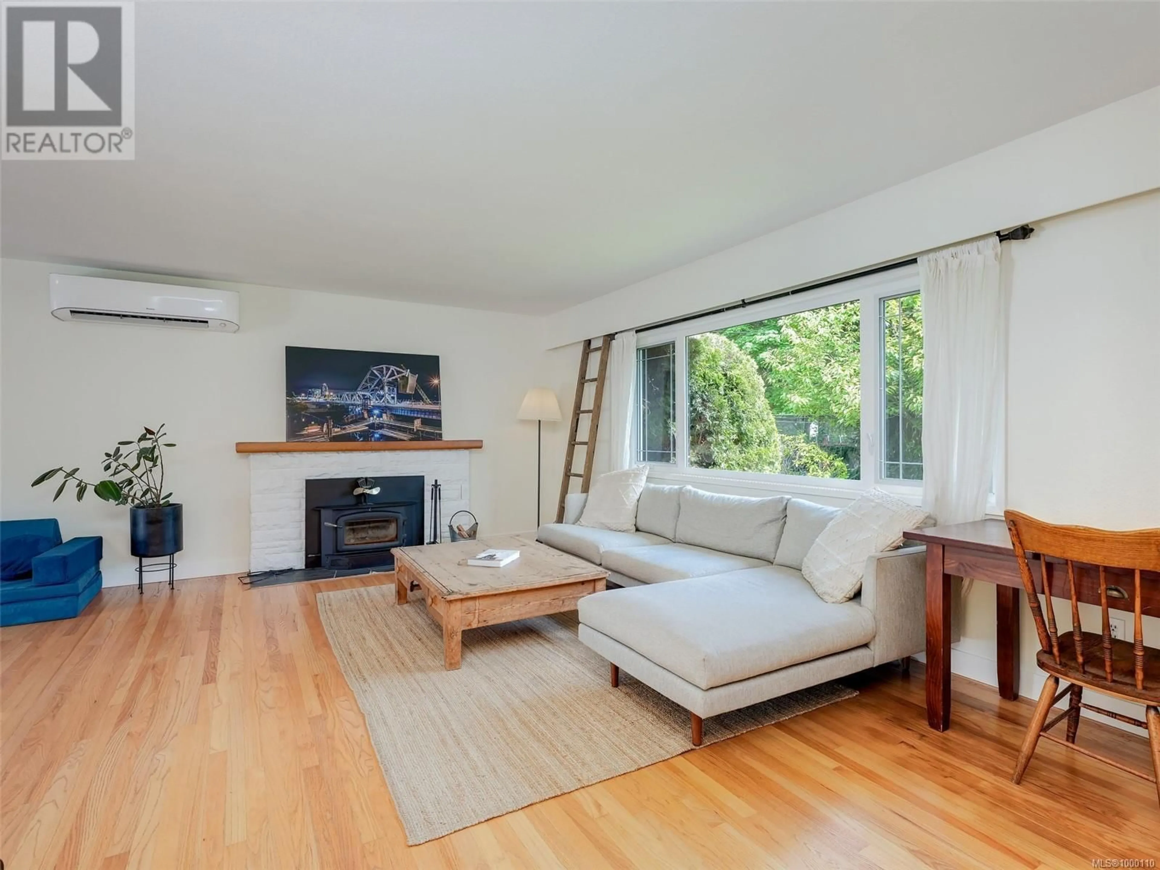 Living room with furniture, wood/laminate floor for 770 SAYWARD ROAD, Saanich British Columbia V8Y1R2