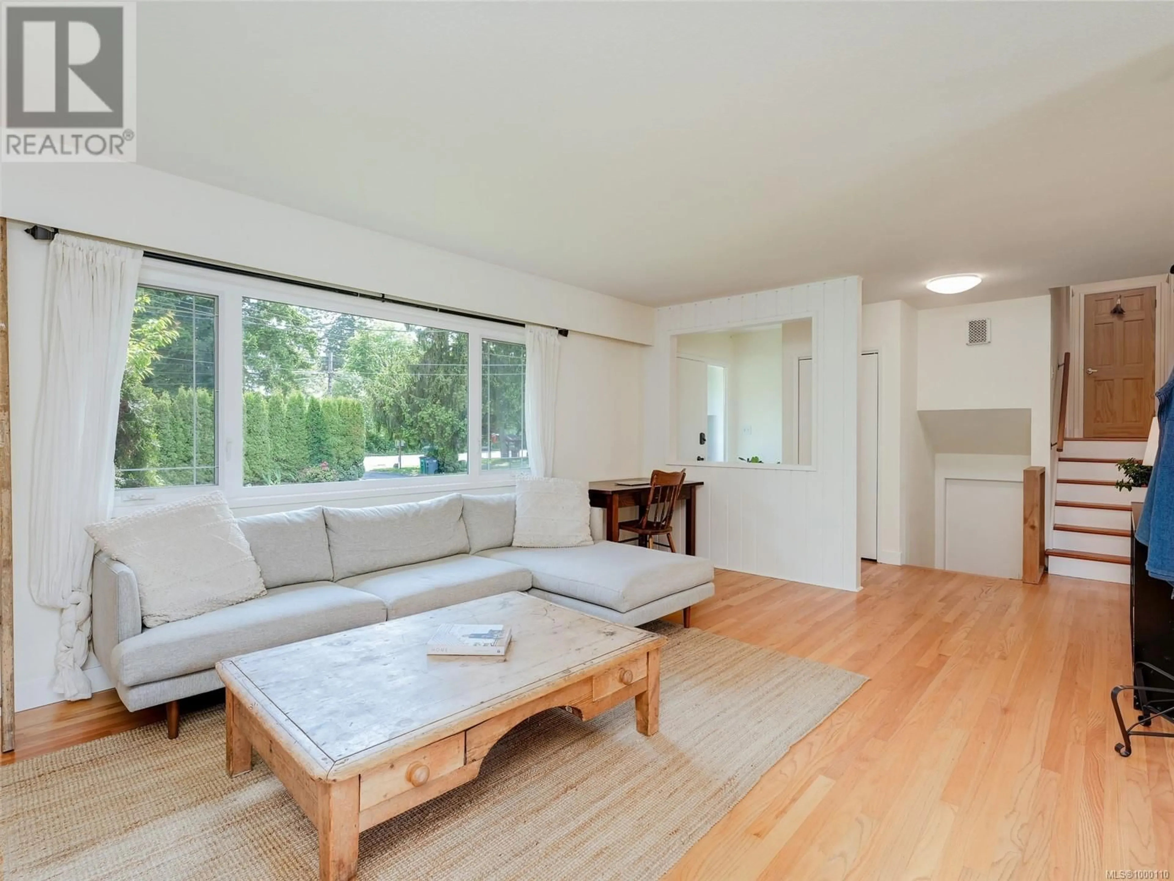 Living room with furniture, wood/laminate floor for 770 SAYWARD ROAD, Saanich British Columbia V8Y1R2