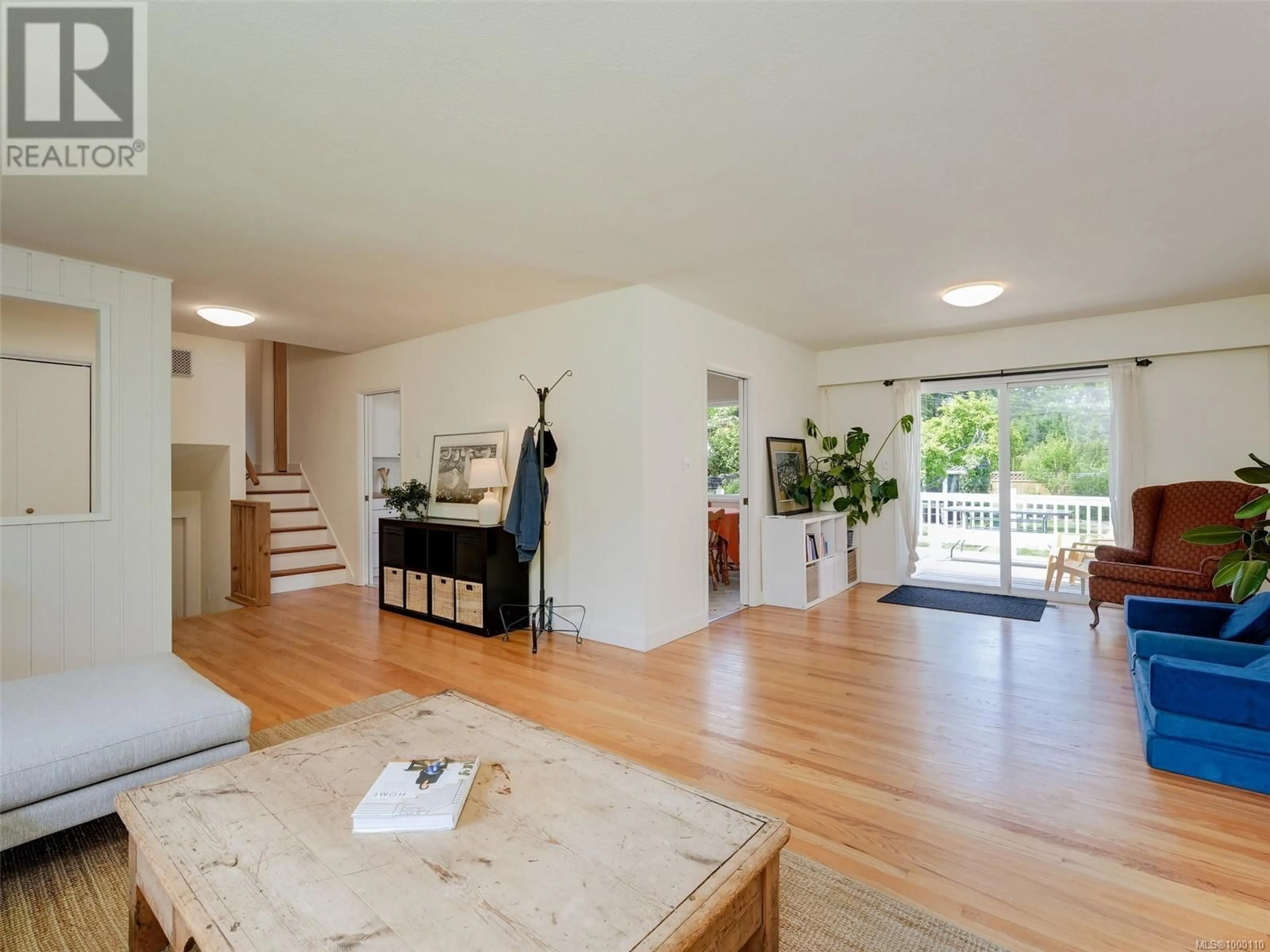 Living room with furniture, unknown for 770 SAYWARD ROAD, Saanich British Columbia V8Y1R2