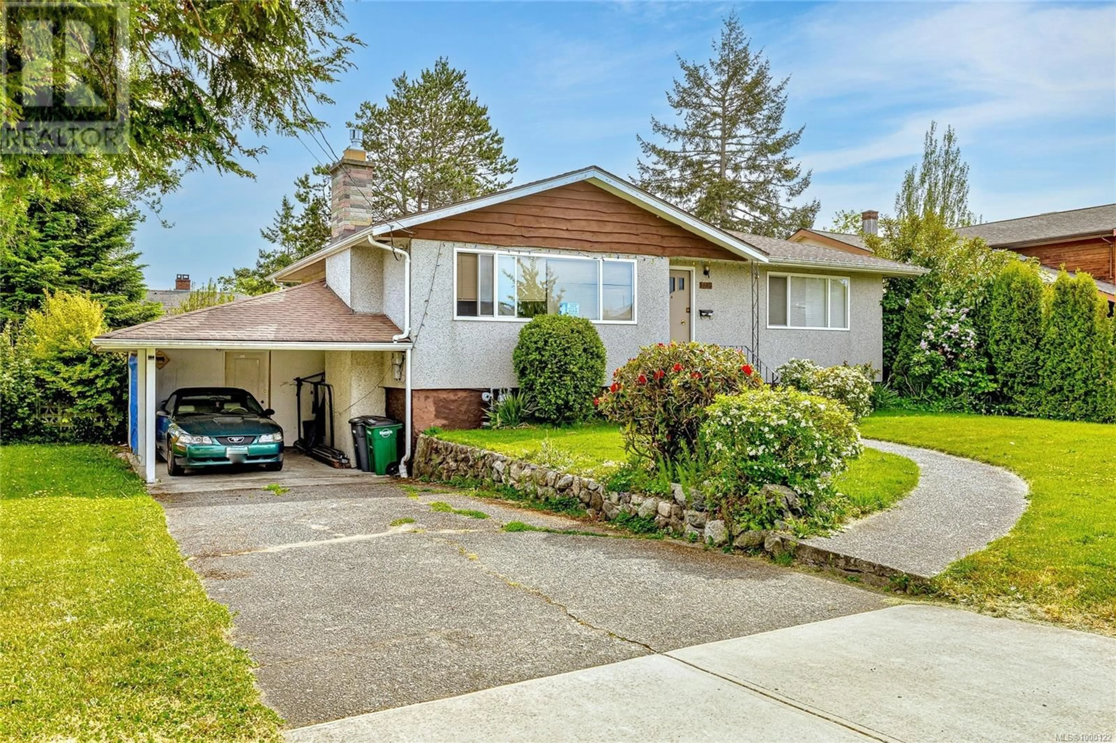 Home with vinyl exterior material, street for 1725 MORTIMER STREET, Saanich British Columbia V8P3A9