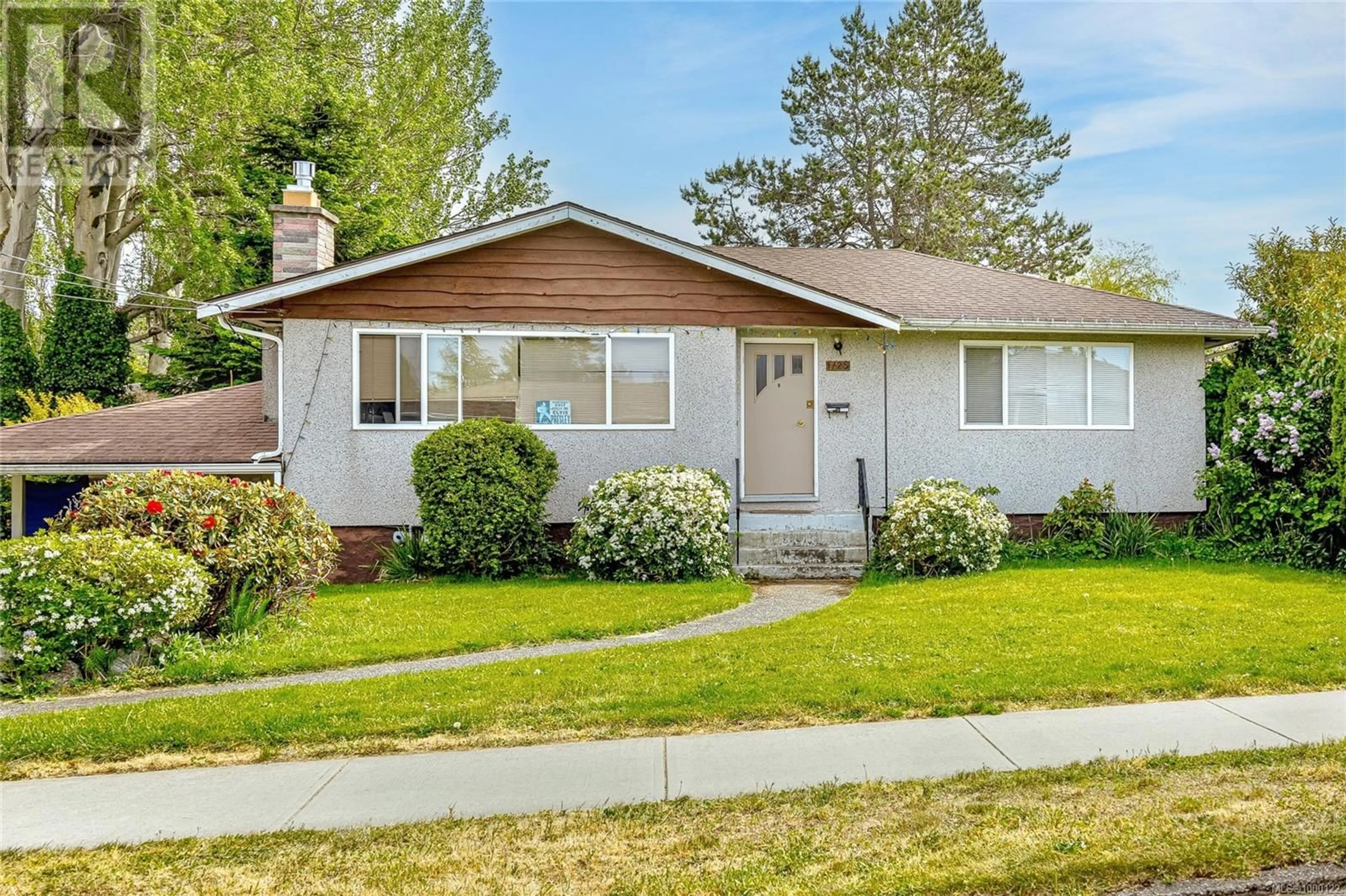 Home with vinyl exterior material, street for 1725 MORTIMER STREET, Saanich British Columbia V8P3A9