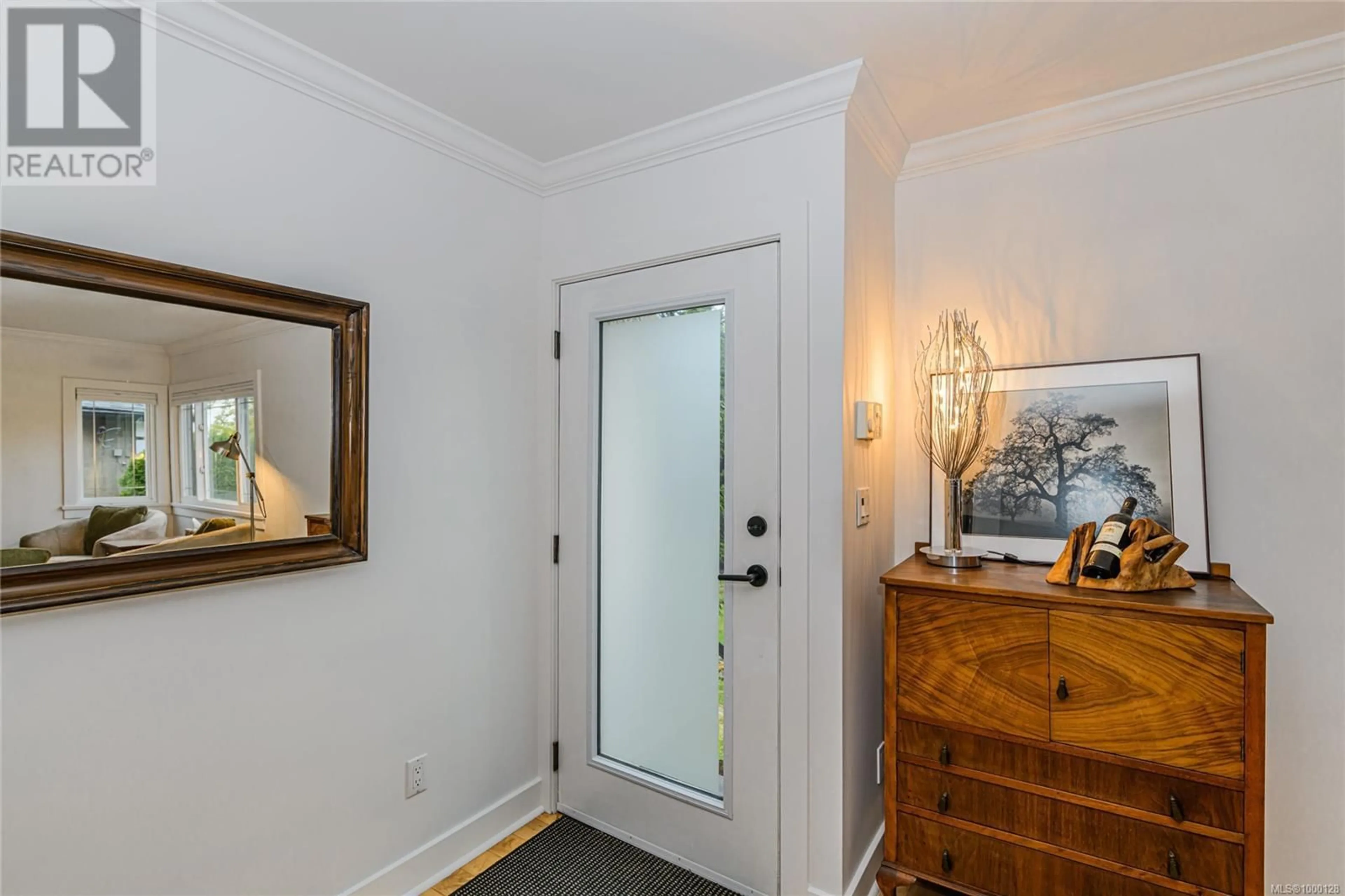 Indoor entryway for 870 PENDENE PLACE, Saanich British Columbia V8X3A1