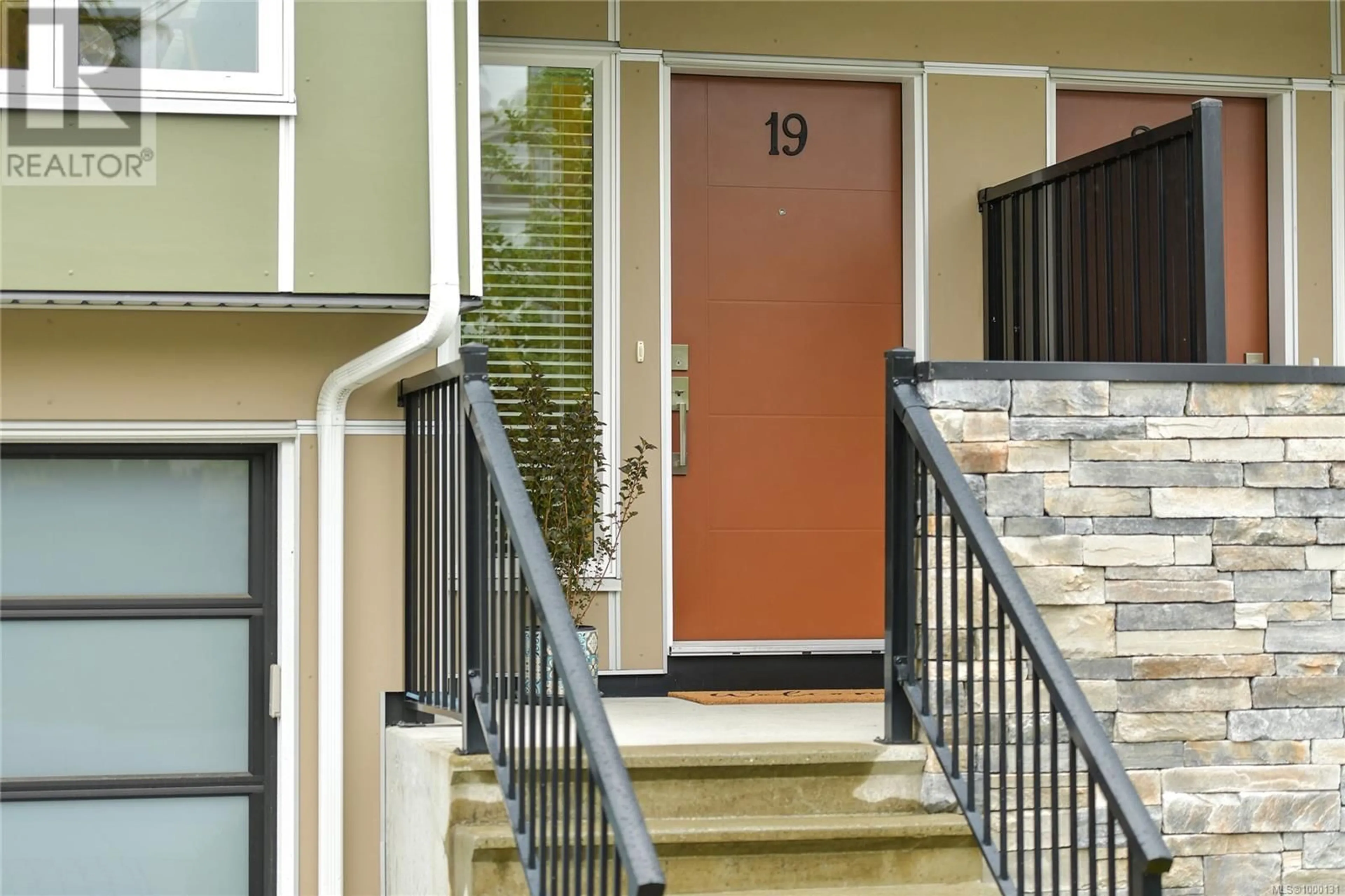 Indoor entryway for 19 - 4355 VIEWMONT AVENUE, Saanich British Columbia V8Z5K8