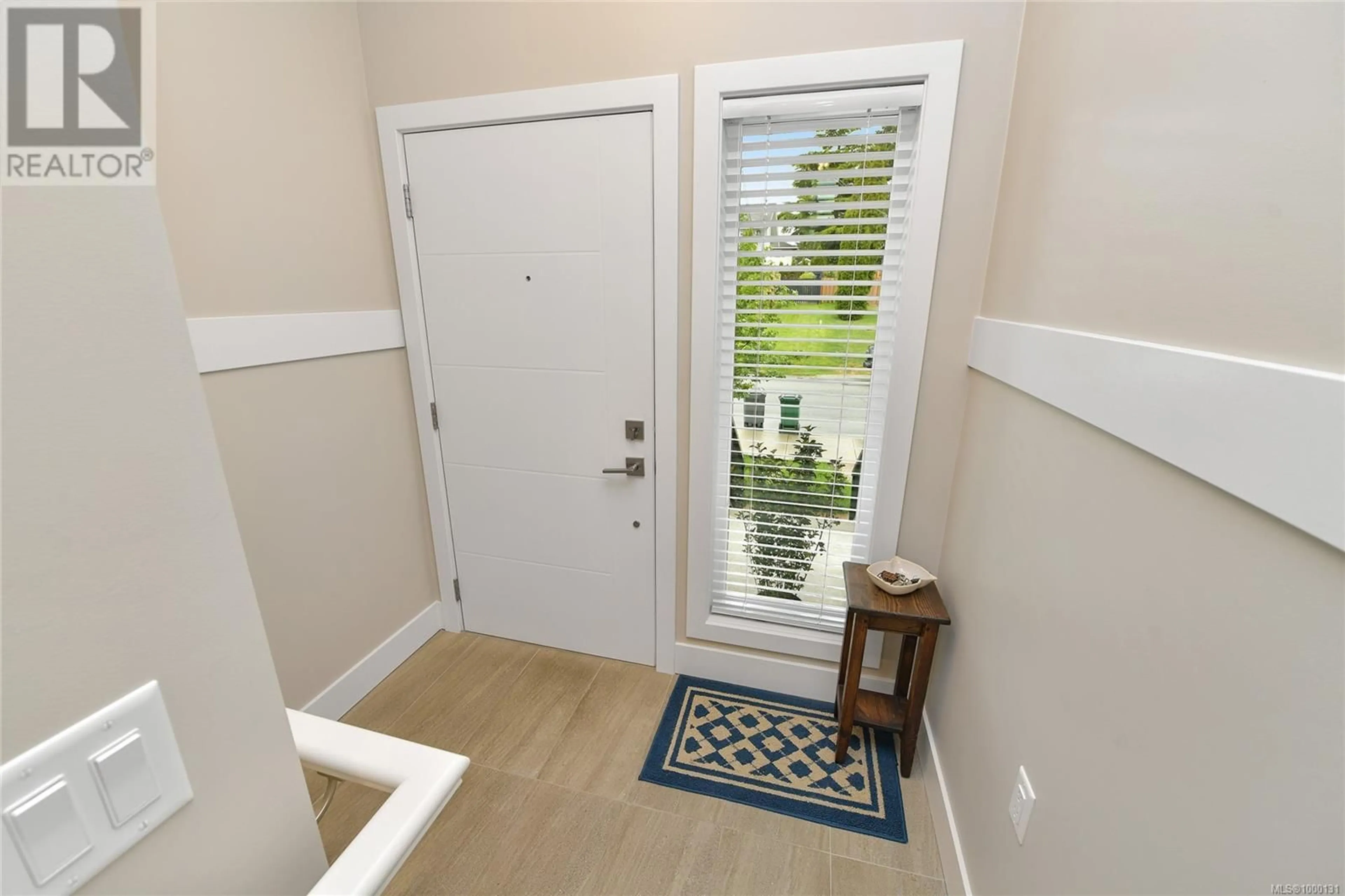 Indoor entryway for 19 - 4355 VIEWMONT AVENUE, Saanich British Columbia V8Z5K8