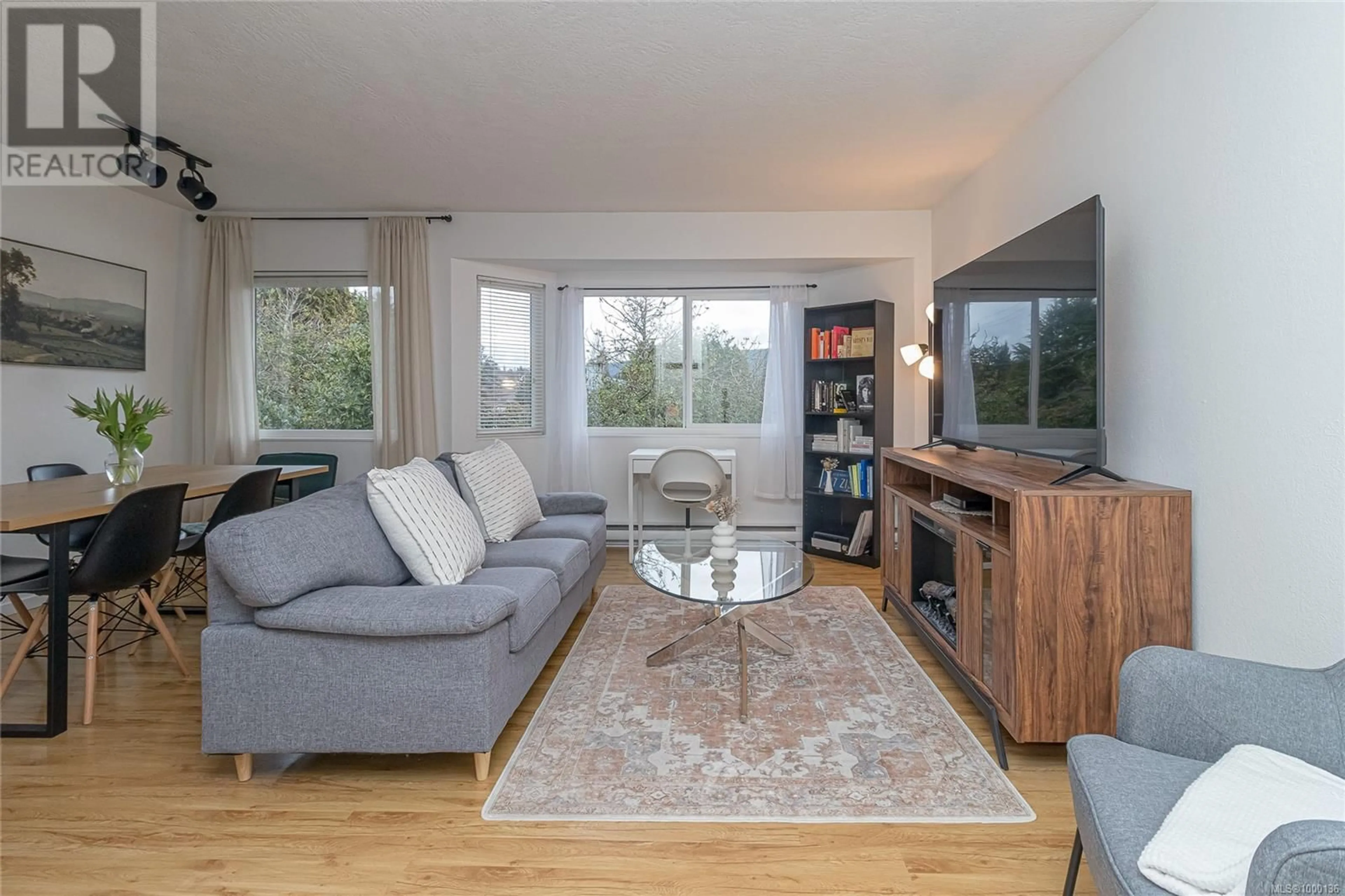Living room with furniture, wood/laminate floor for 202 - 2524 LEWIS STREET, Duncan British Columbia V9L2Z1