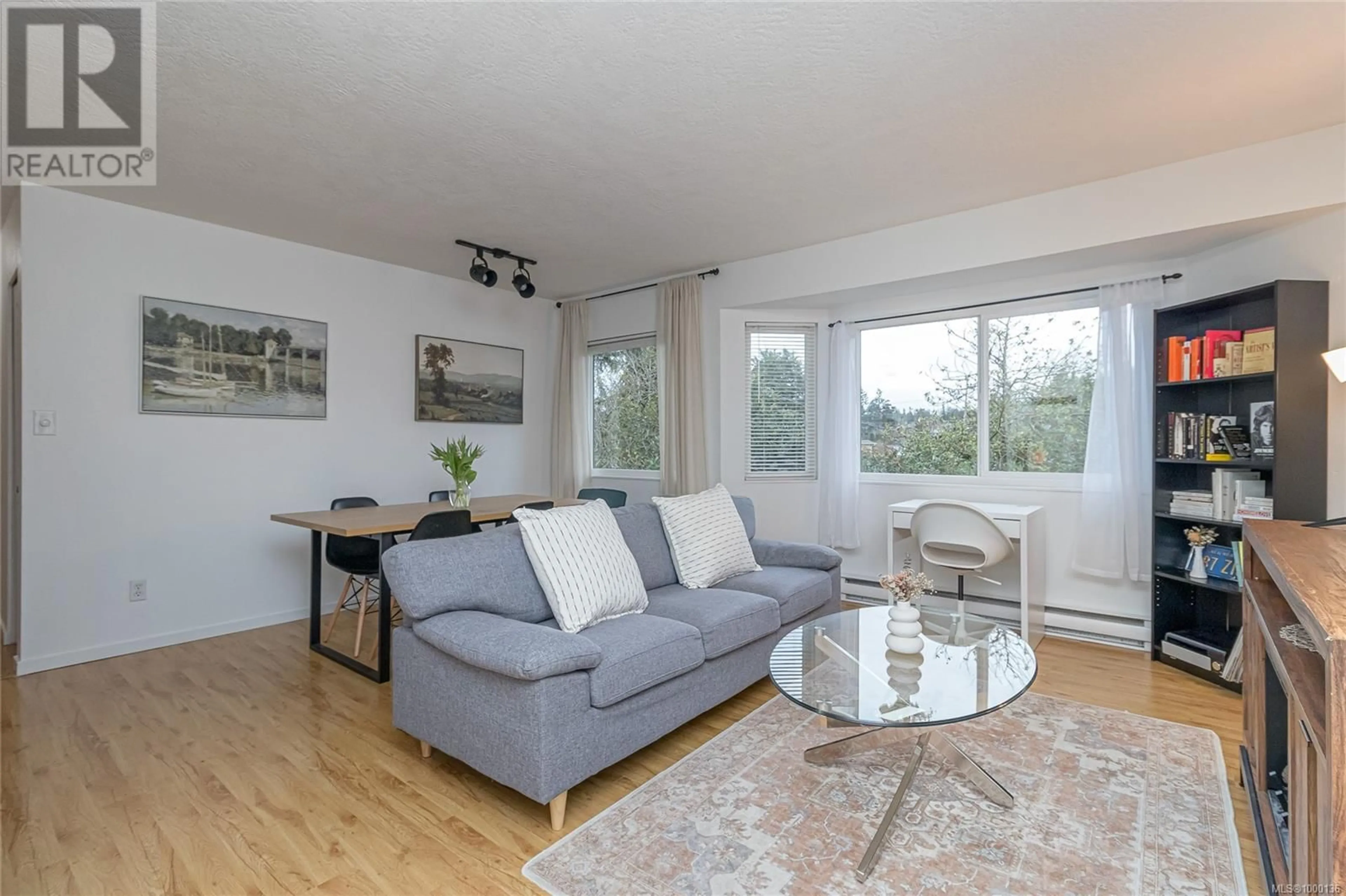 Living room with furniture, wood/laminate floor for 202 - 2524 LEWIS STREET, Duncan British Columbia V9L2Z1