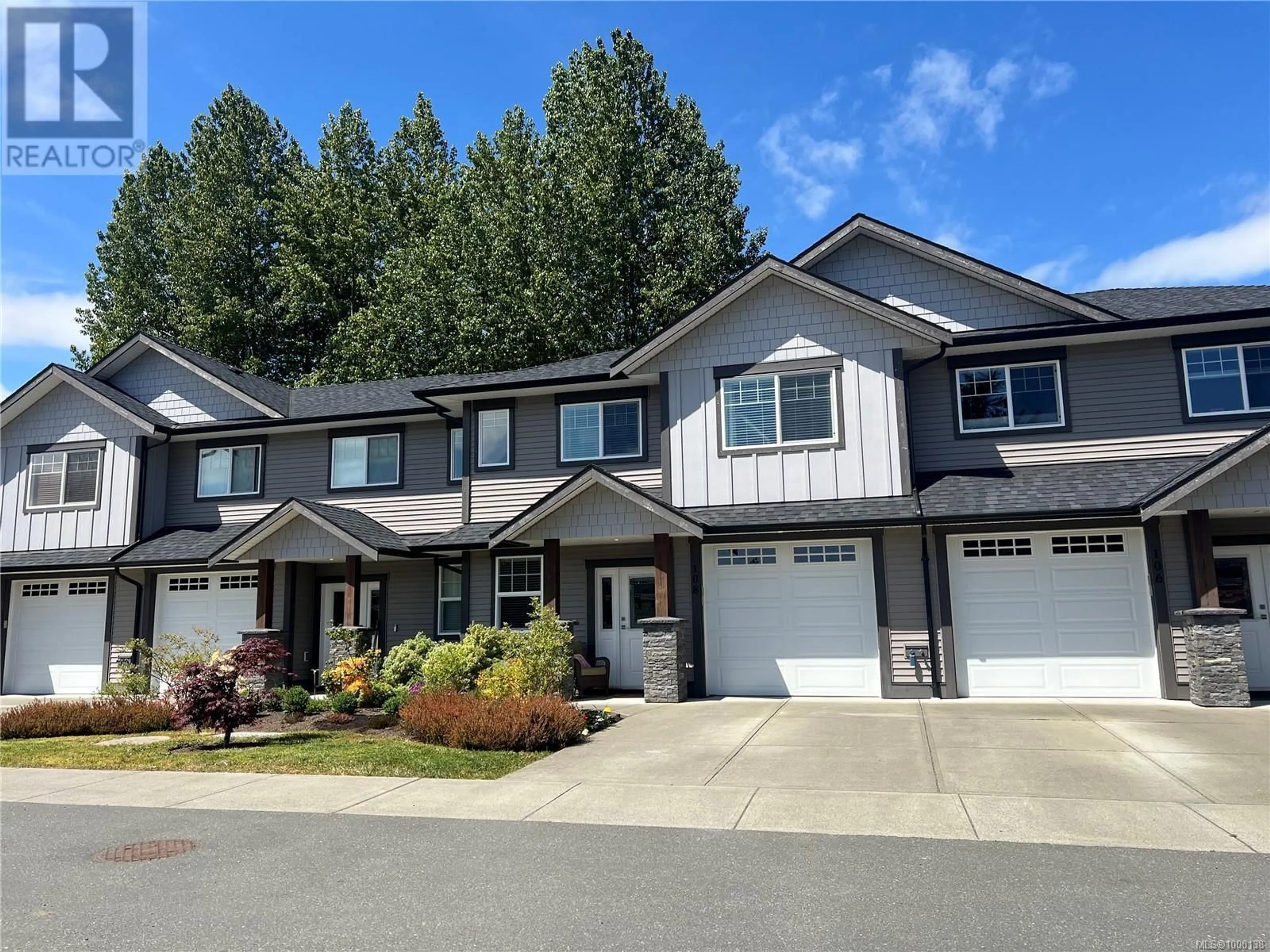 Home with vinyl exterior material, street for 108 - 2077 20TH STREET, Courtenay British Columbia V9N0G2