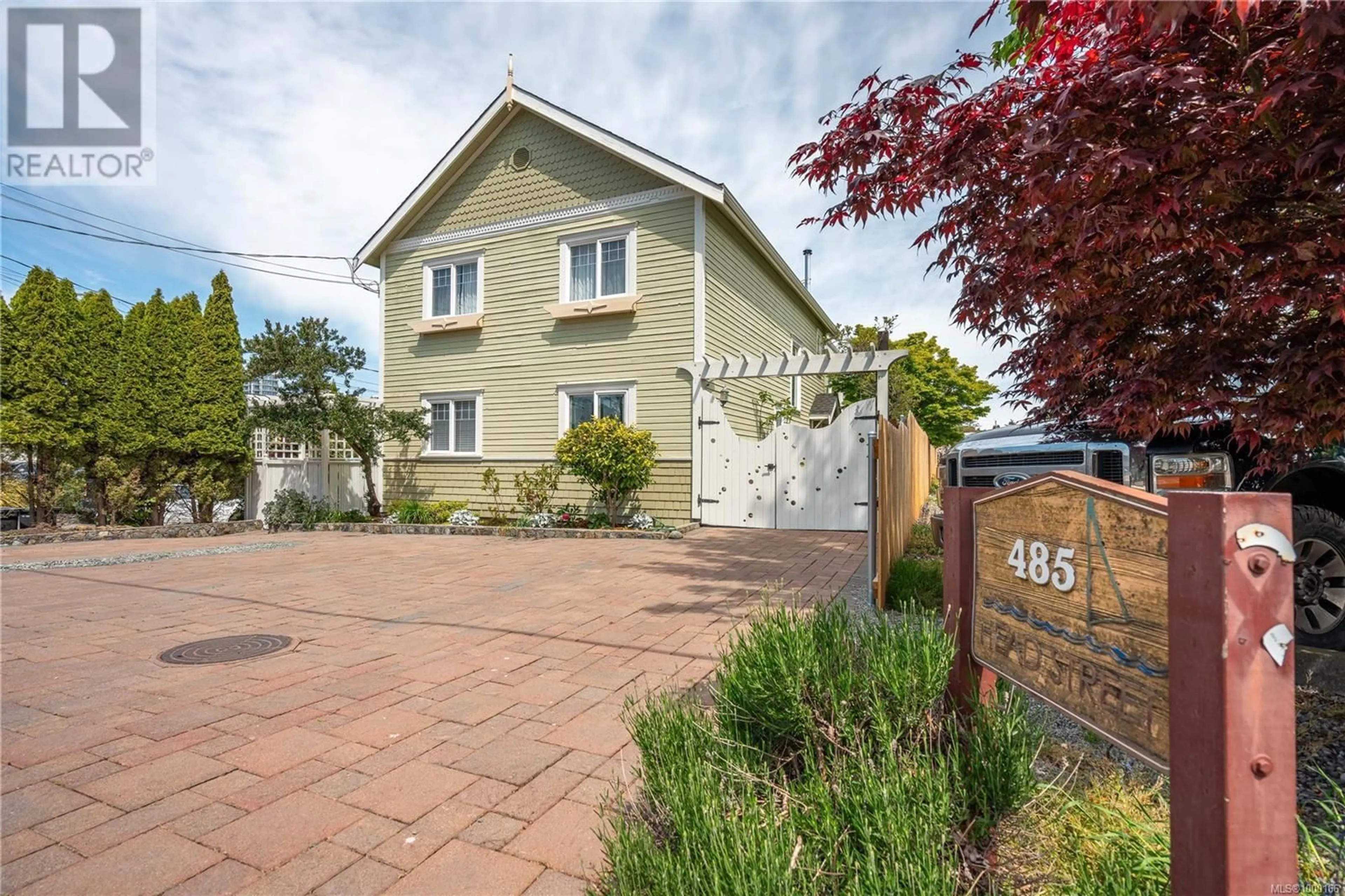 A pic from outside/outdoor area/front of a property/back of a property/a pic from drone, street for 485 HEAD STREET, Esquimalt British Columbia V9A5S1