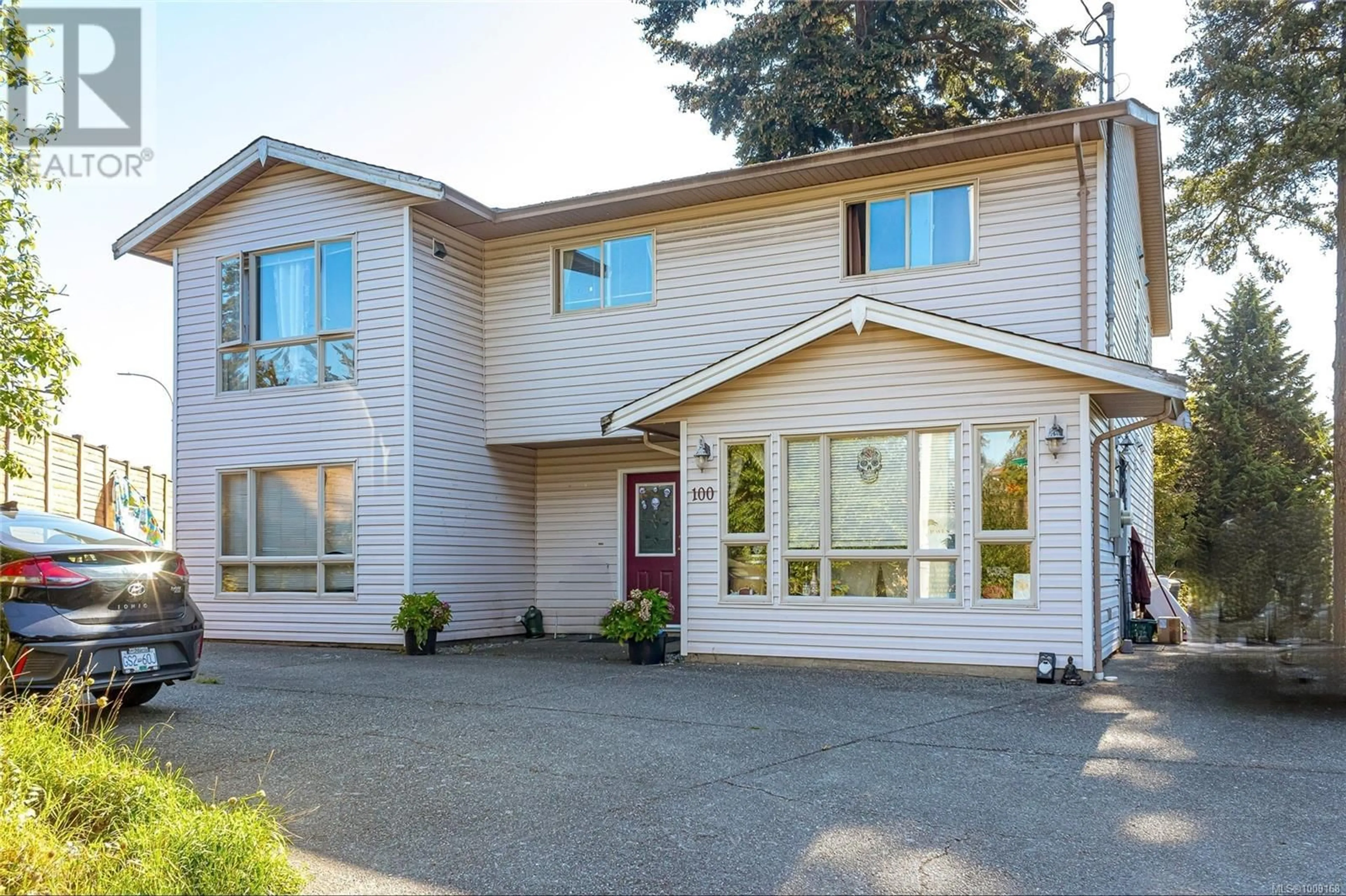 Home with vinyl exterior material, street for 100 BURNETT ROAD, View Royal British Columbia V9B2X8
