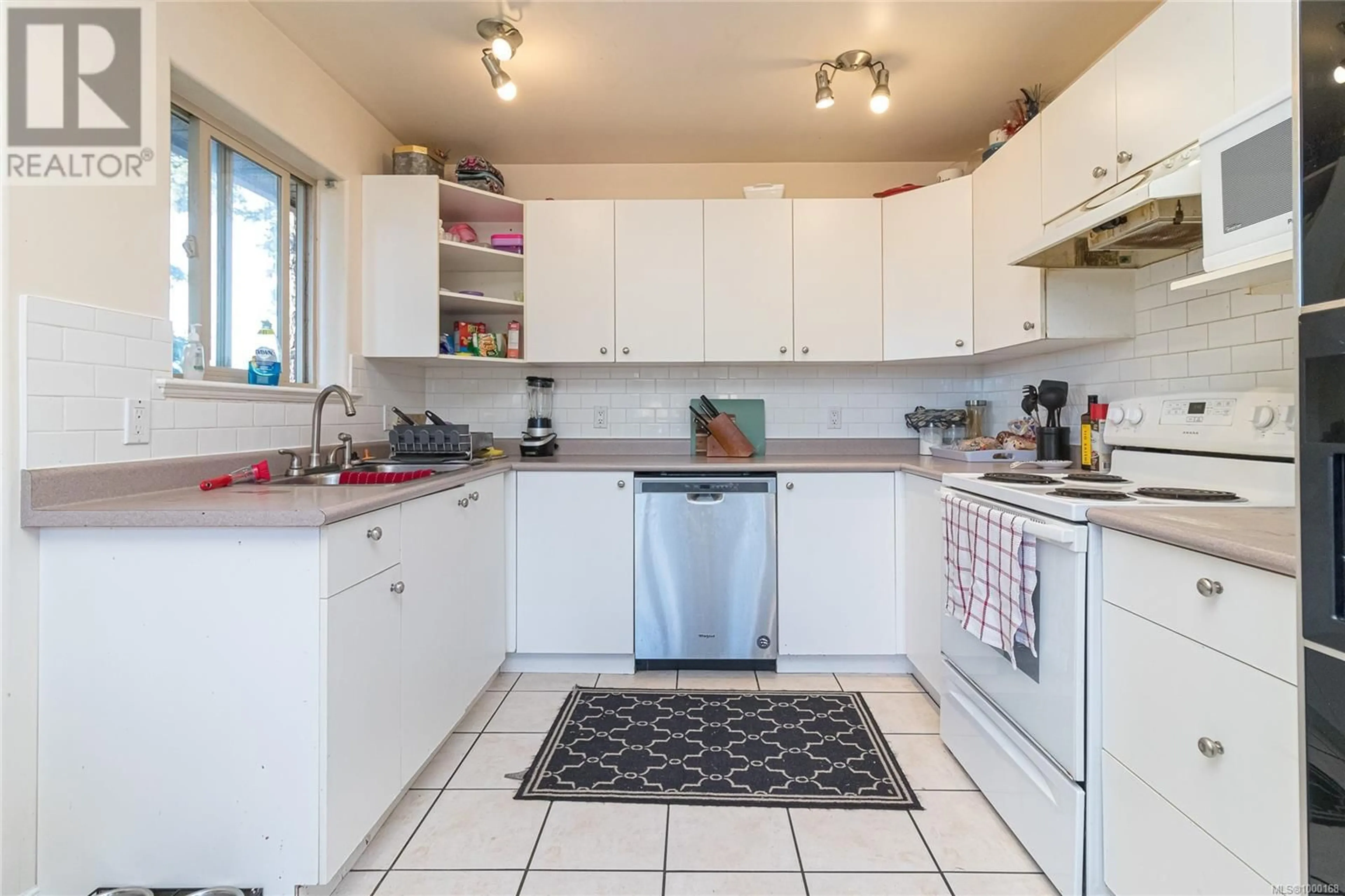 Standard kitchen, unknown for 100 BURNETT ROAD, View Royal British Columbia V9B2X8