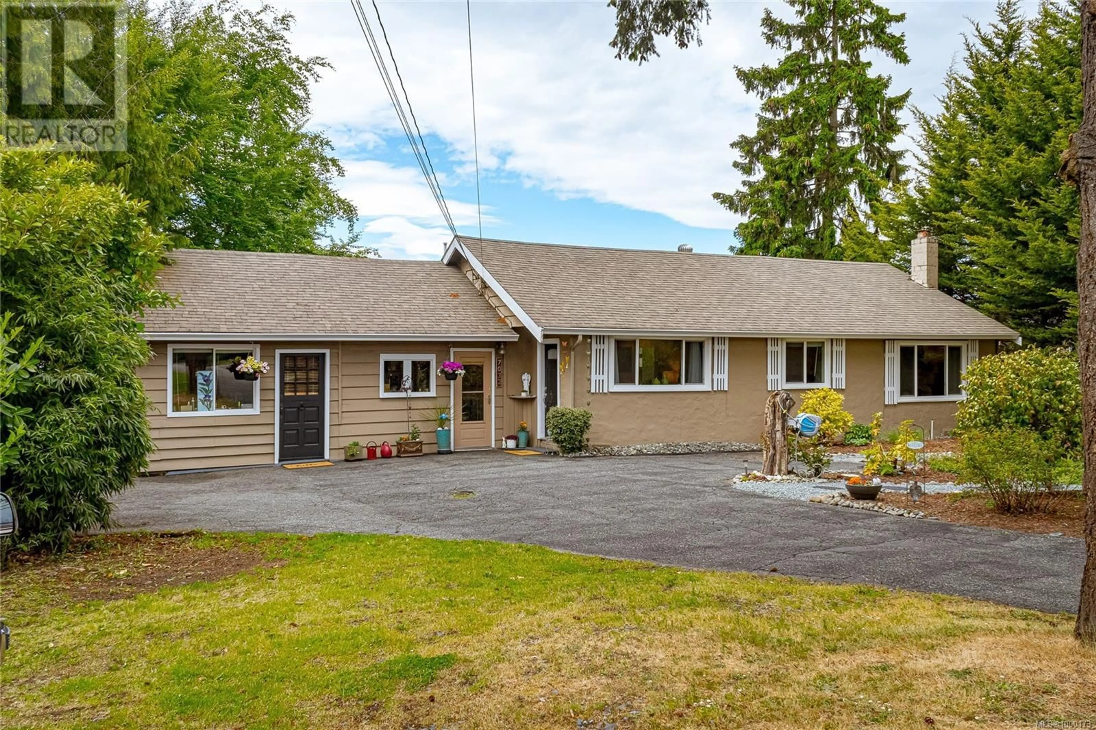 Home with vinyl exterior material, street for 7032 WEST SAANICH ROAD, Central Saanich British Columbia V8M1G8