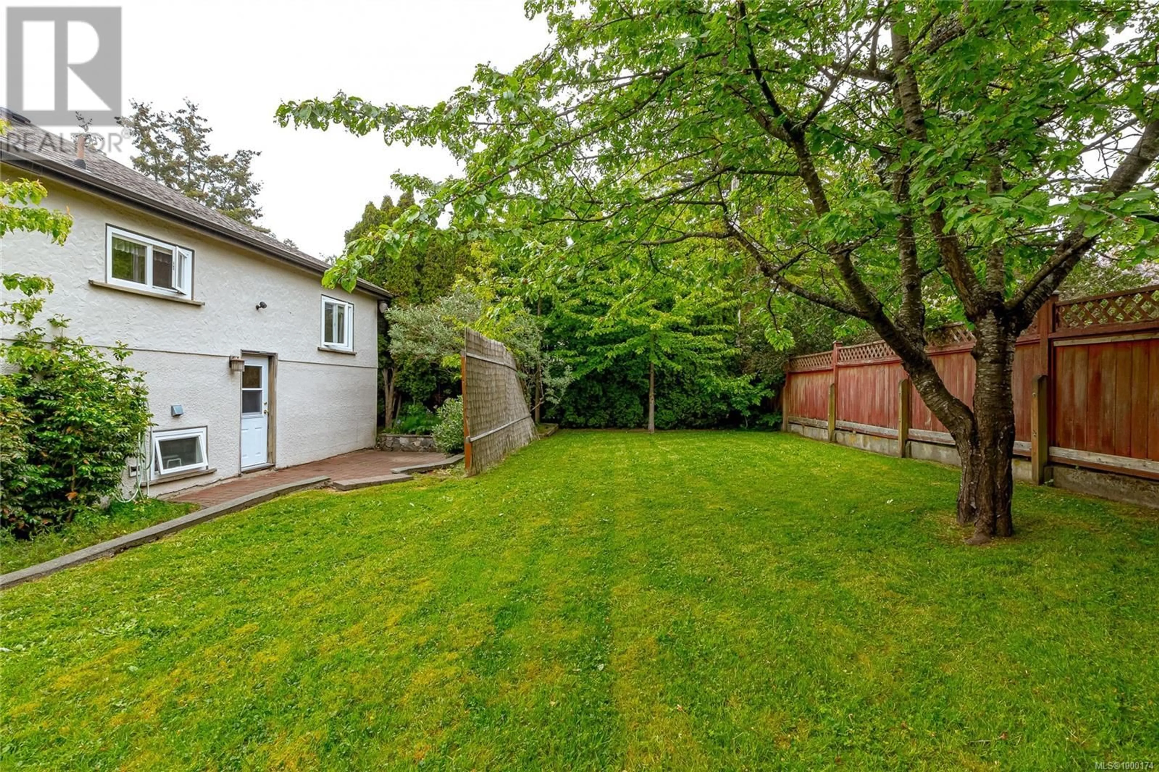 Patio, street for 941 DUNN AVENUE, Saanich British Columbia V8X2Z5