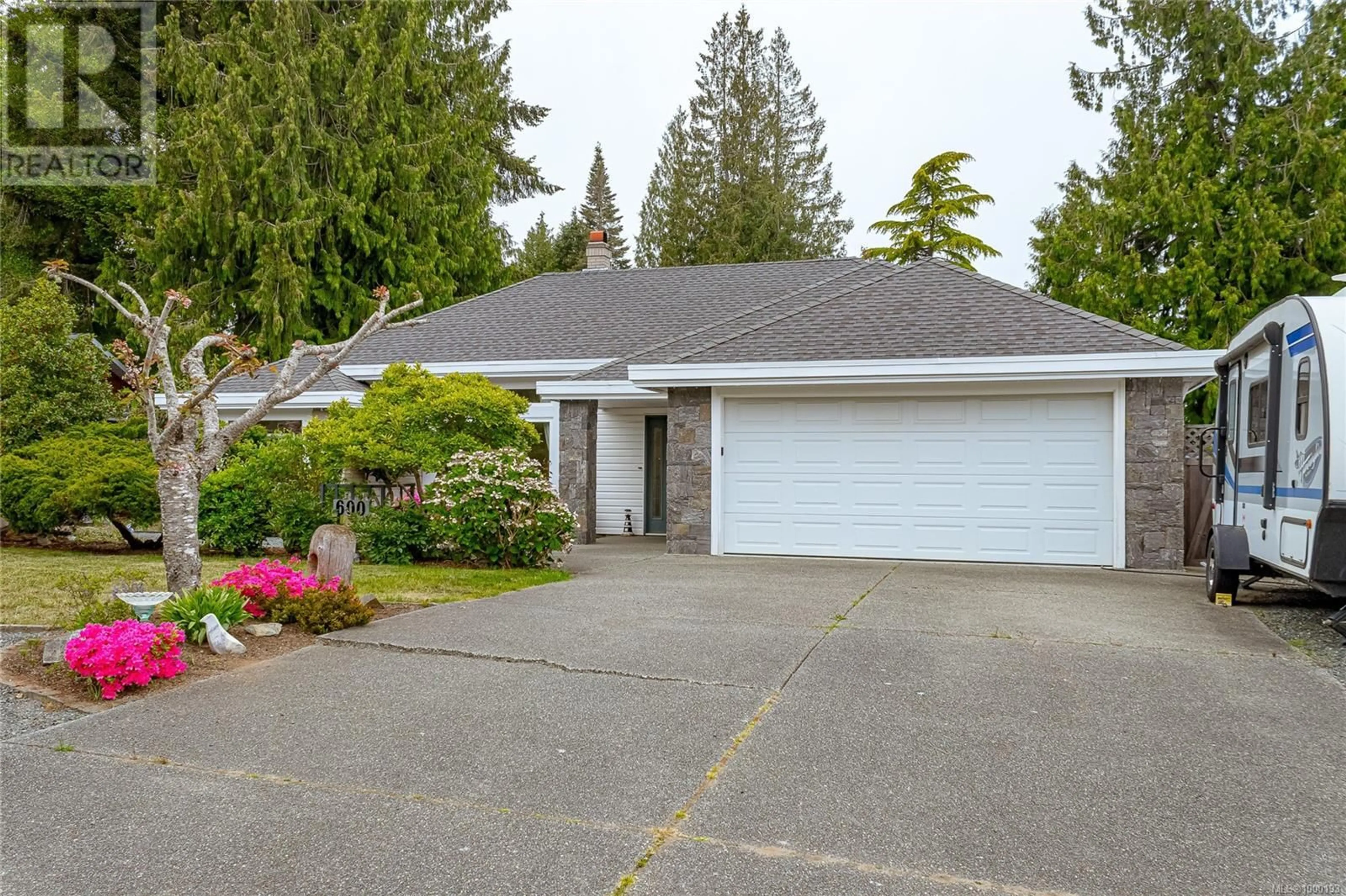 Home with vinyl exterior material, street for 600 NASSAU CRESCENT, Qualicum Beach British Columbia V9K1C4