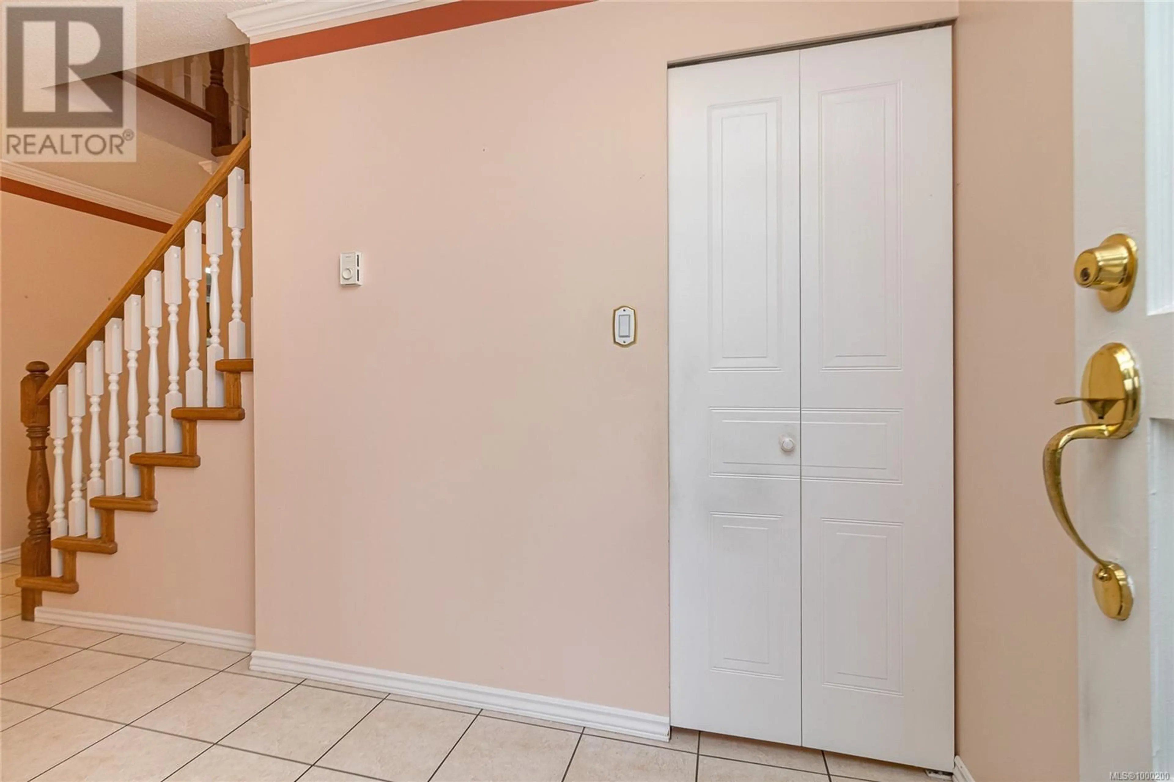 Indoor entryway for 15 - 1950 CULTRA AVENUE, Central Saanich British Columbia V8M1Y9