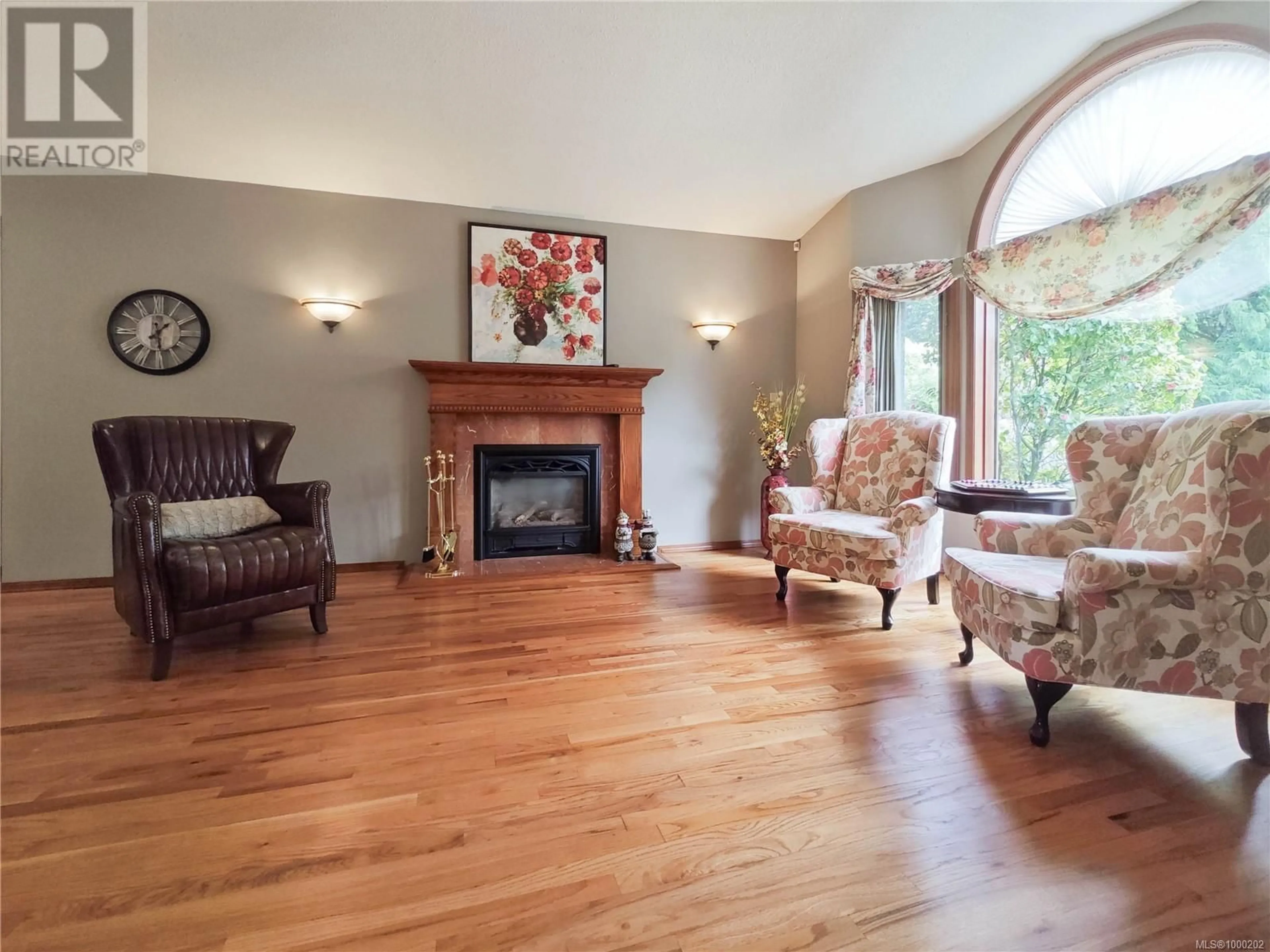 Living room with furniture, wood/laminate floor for 4971 HIGHGATE ROAD, Saanich British Columbia V8Y1V9