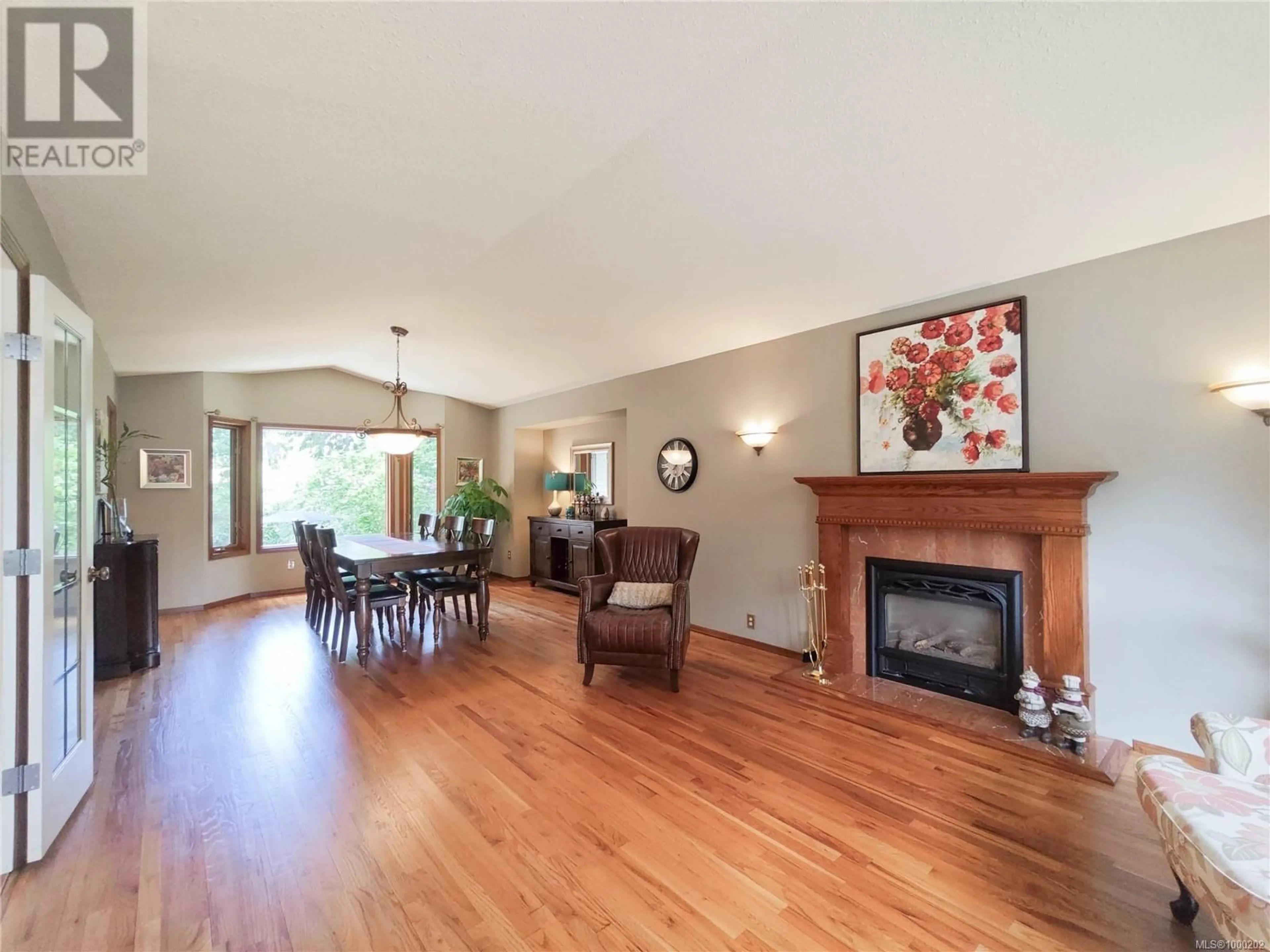 Living room with furniture, wood/laminate floor for 4971 HIGHGATE ROAD, Saanich British Columbia V8Y1V9