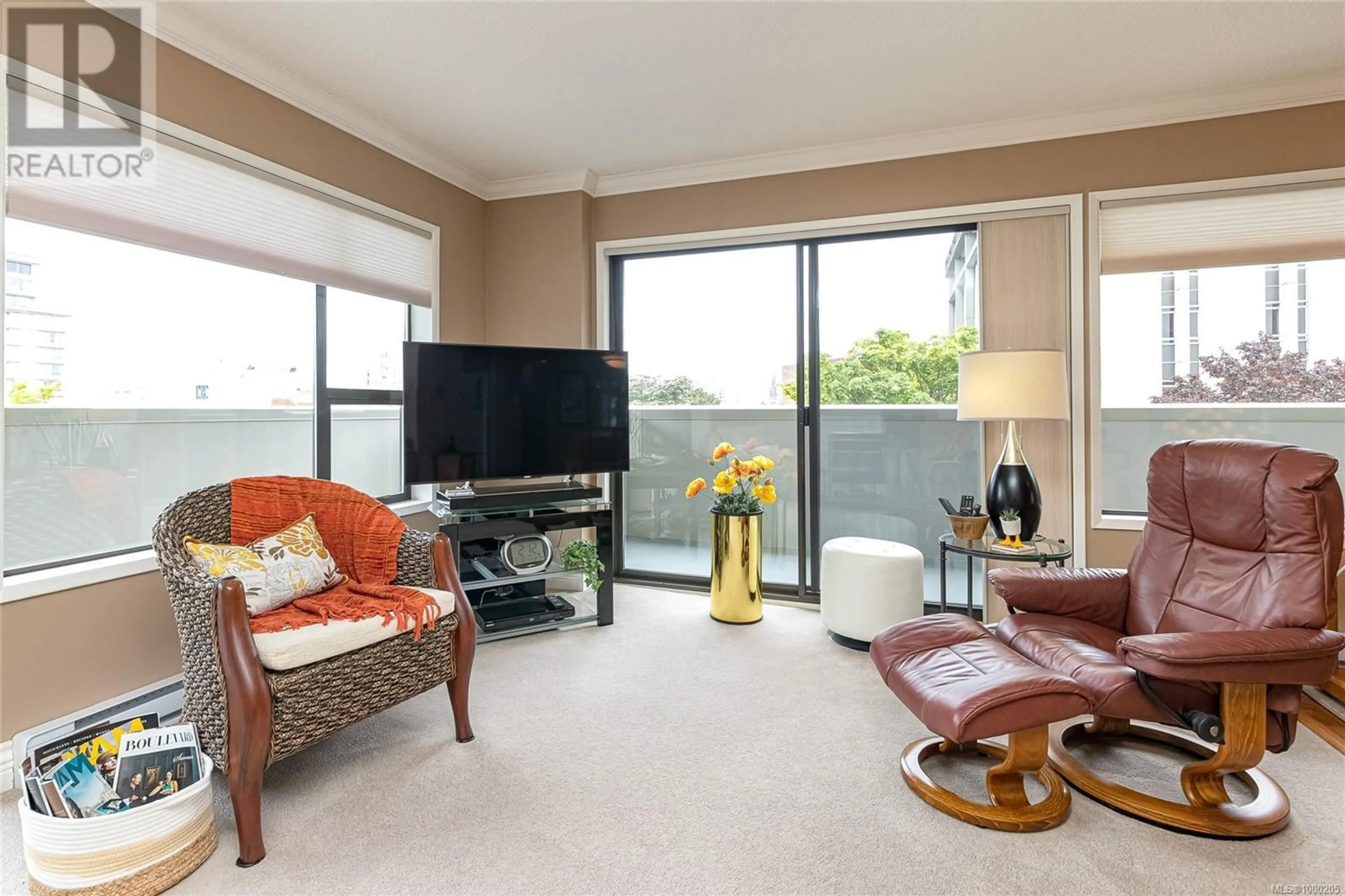 Living room with furniture, unknown for 603 - 819 BURDETT AVENUE, Victoria British Columbia V8W1B3