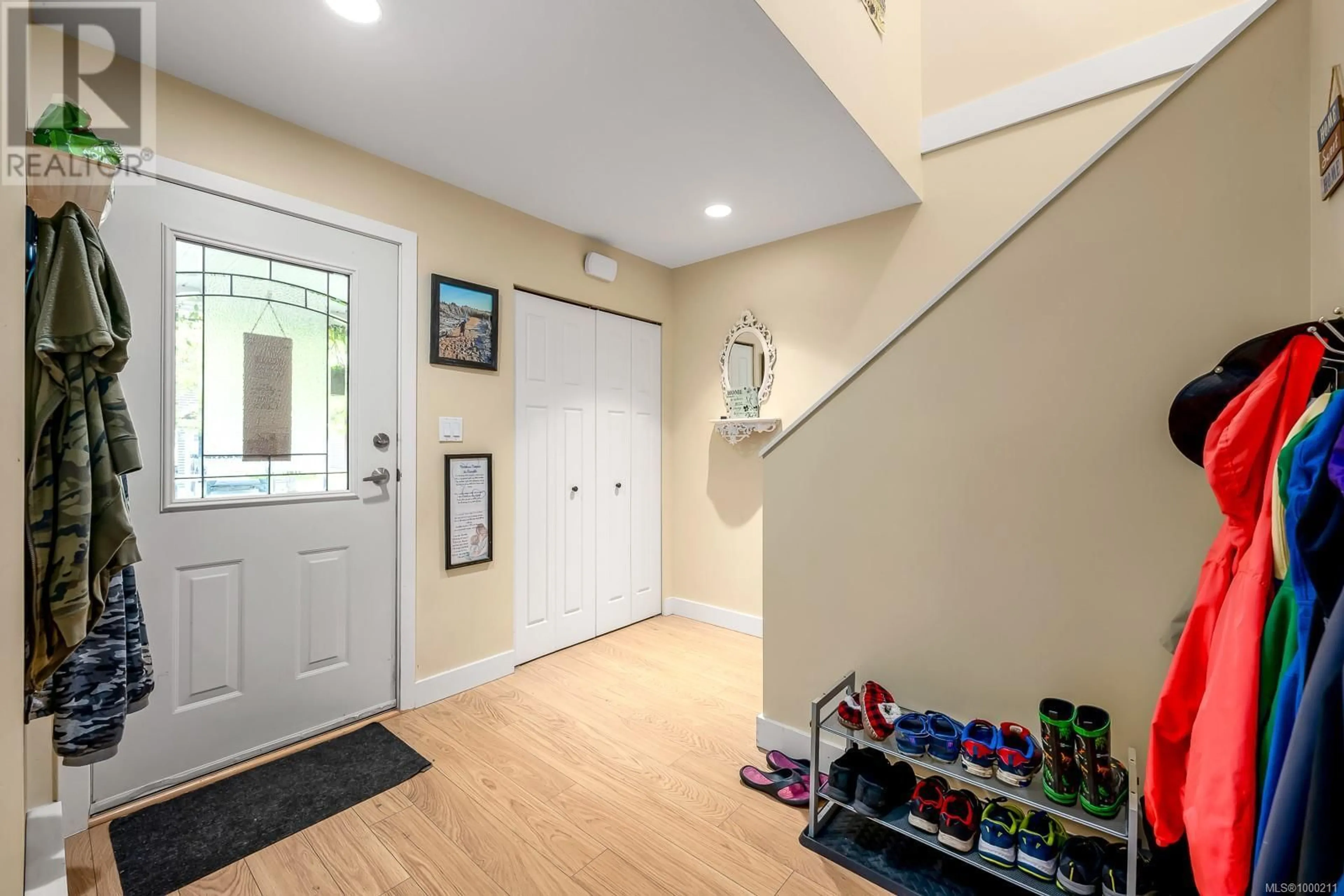 Indoor entryway for 18 - 3400 CONISTON CRESCENT, Cumberland British Columbia V0R1S0