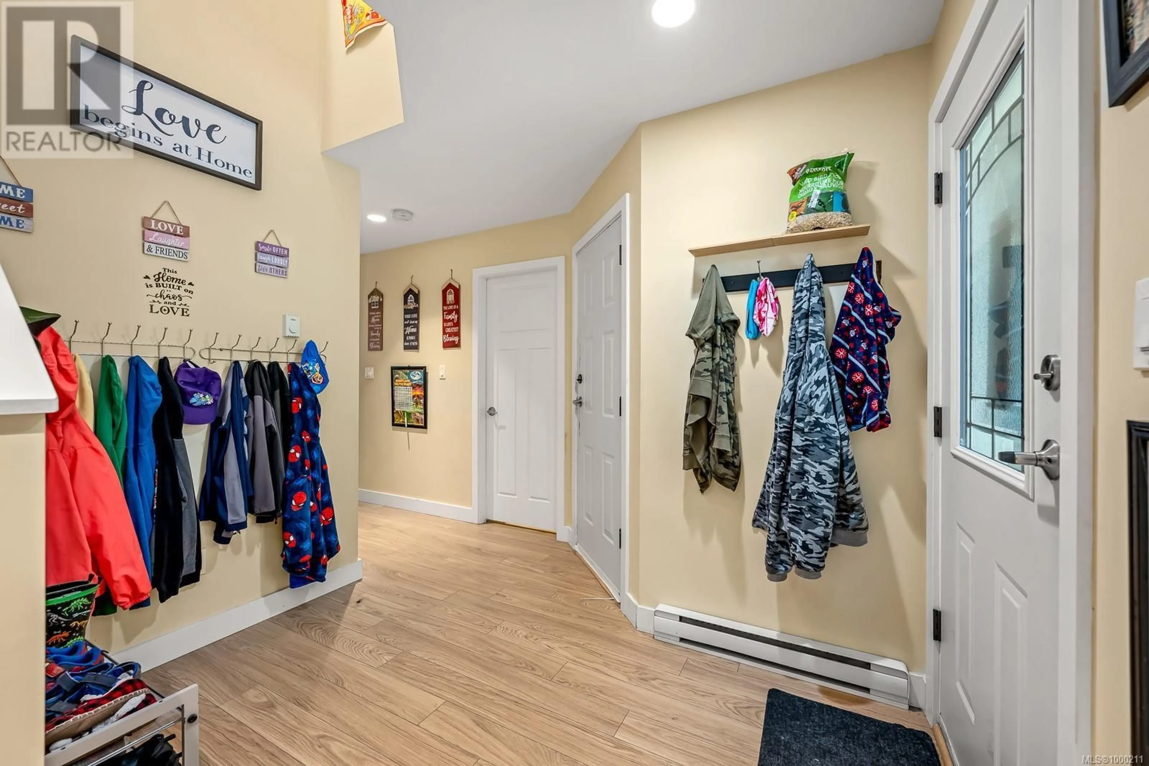 Indoor entryway for 18 - 3400 CONISTON CRESCENT, Cumberland British Columbia V0R1S0
