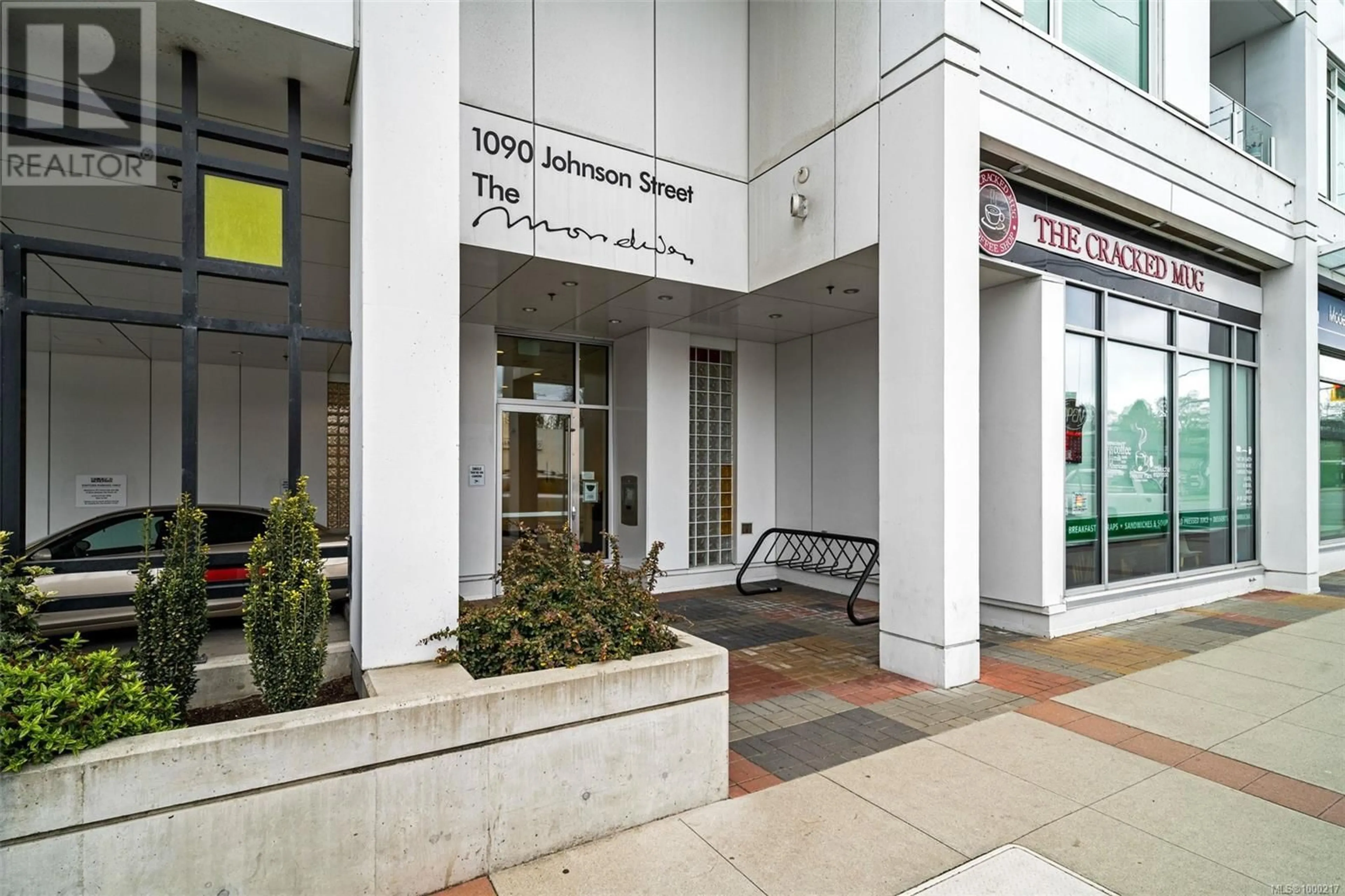 Indoor foyer for 406 - 1090 JOHNSON STREET, Victoria British Columbia V8V0B3
