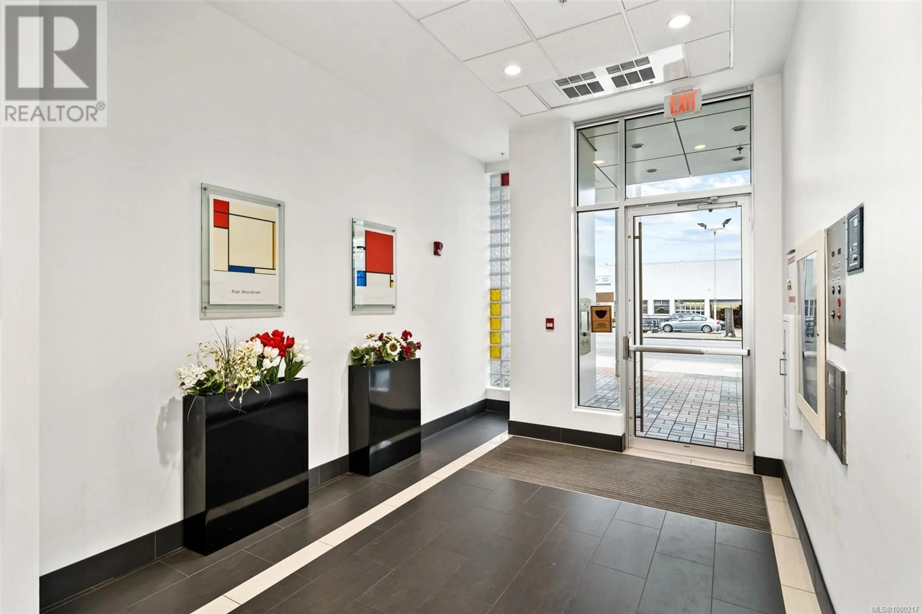 Indoor foyer for 406 - 1090 JOHNSON STREET, Victoria British Columbia V8V0B3