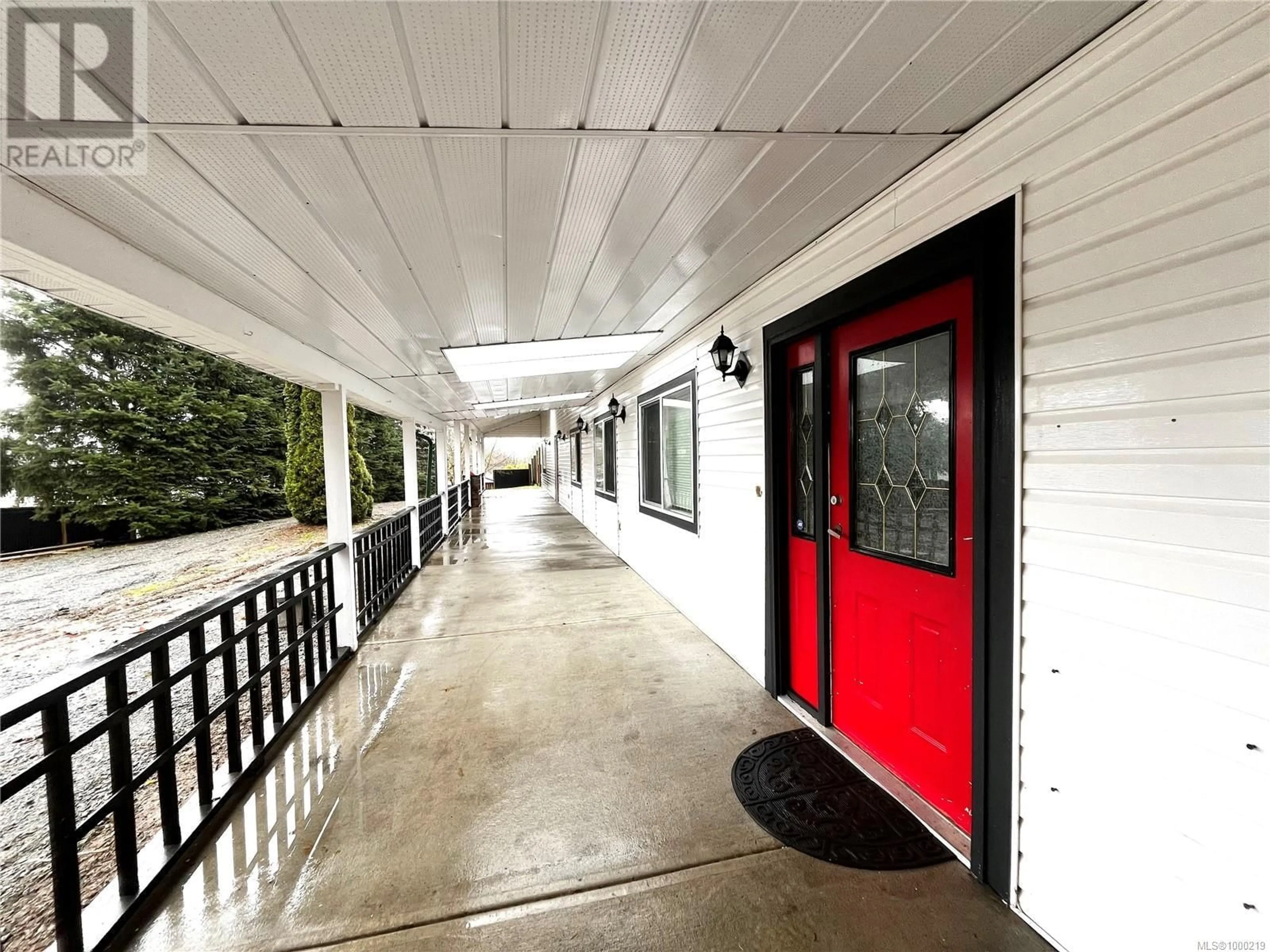 Indoor foyer for 1941 JINGLE POT ROAD, Nanaimo British Columbia V9R6H7